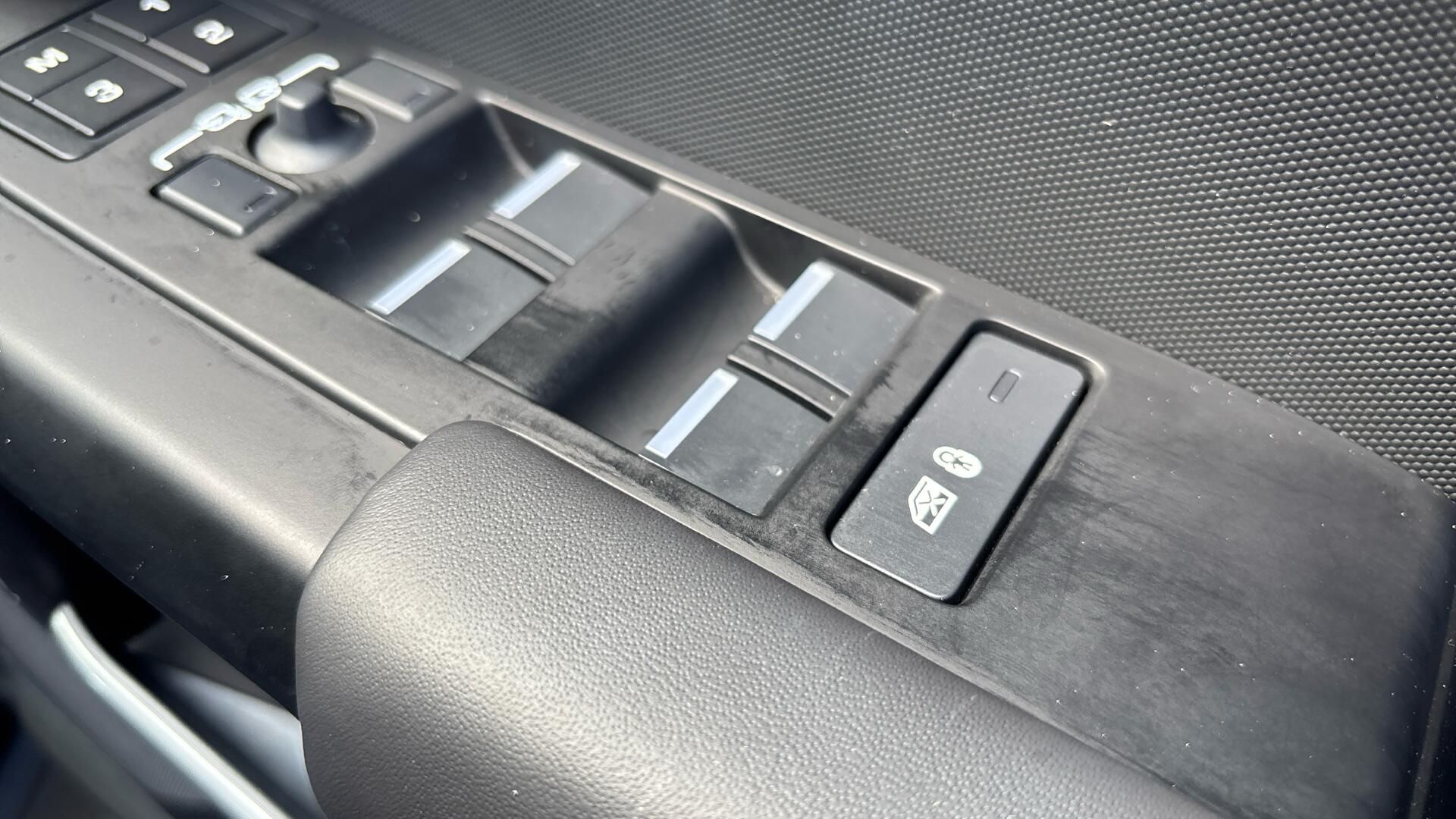 Land Rover Defender view 35