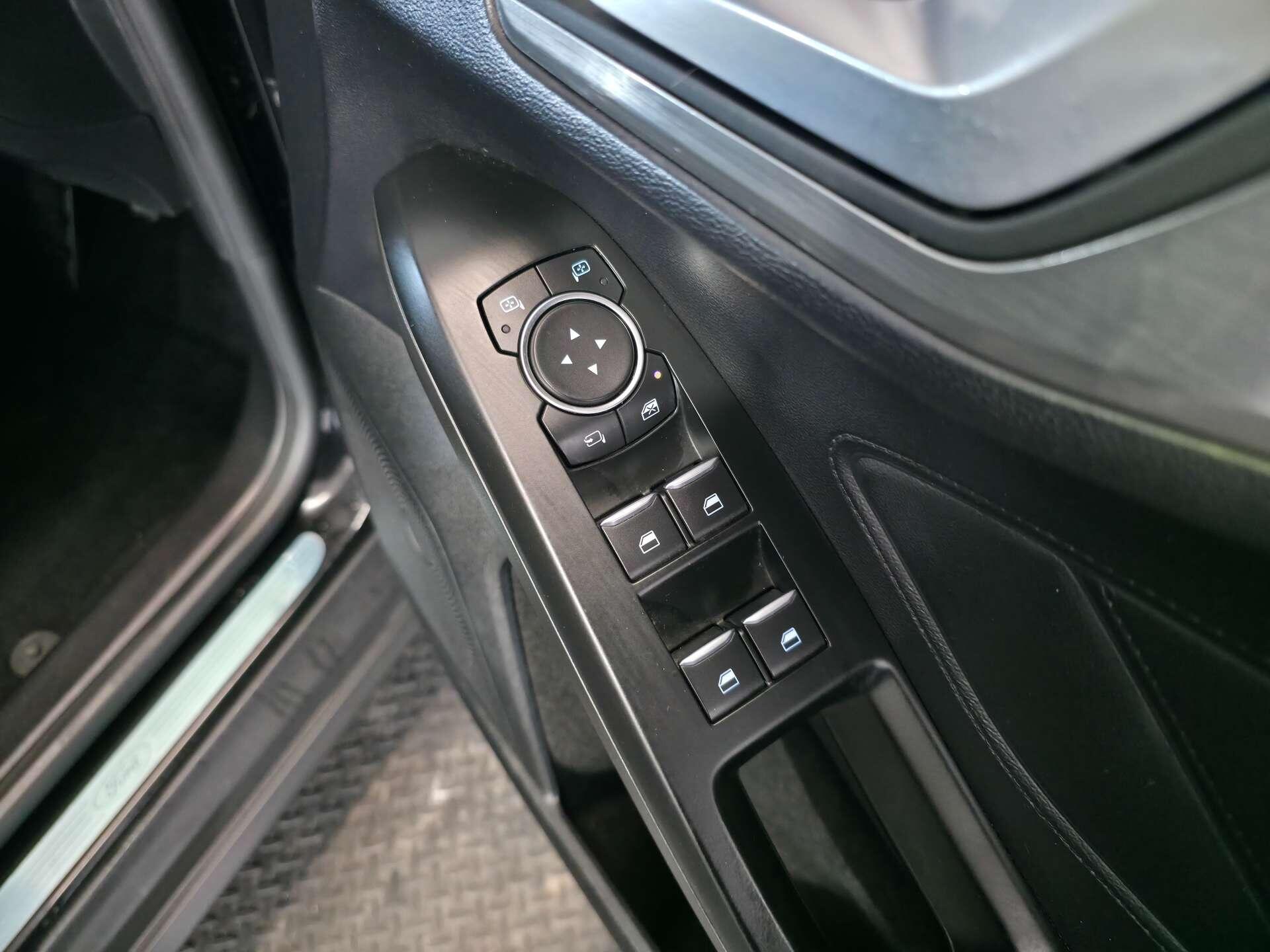 Ford Focus view 19