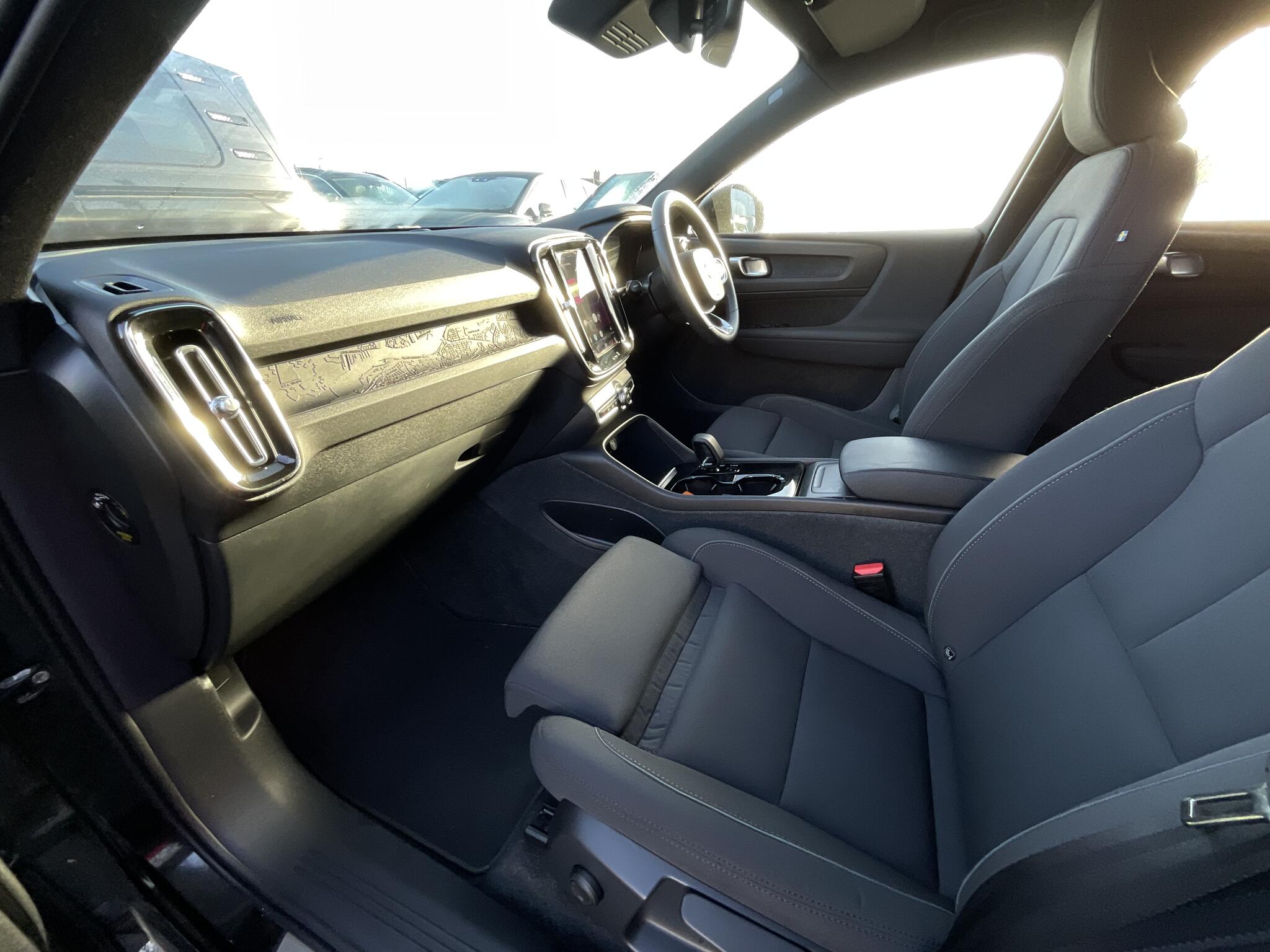 Volvo XC40 view 16