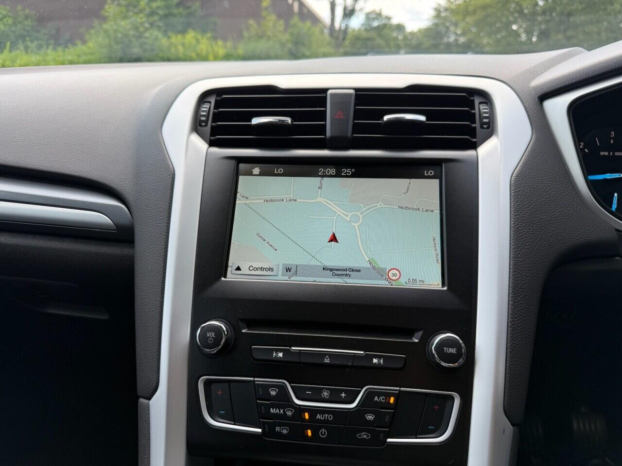 Ford Mondeo view 32