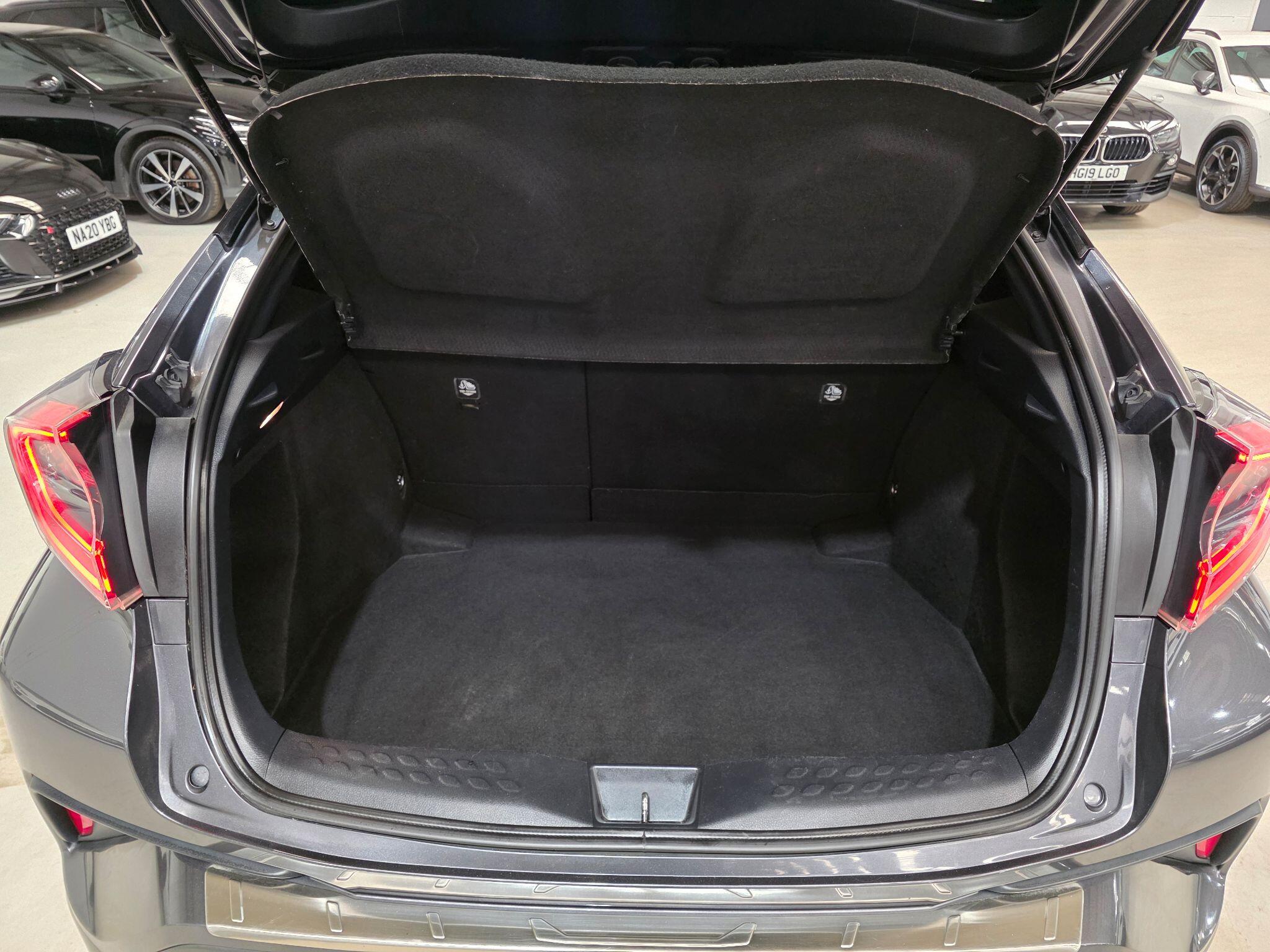 Toyota C-HR view 25