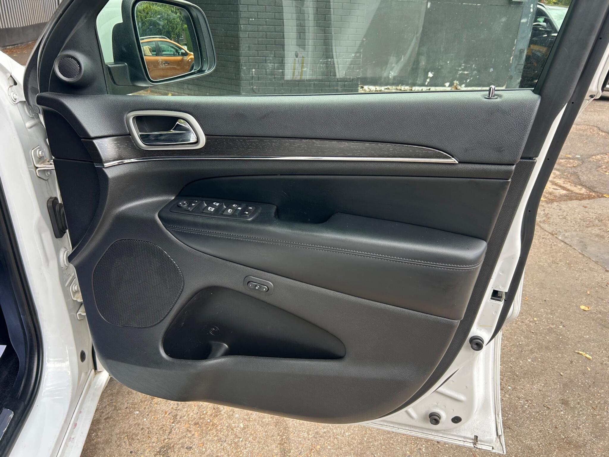 Jeep Grand Cherokee view 42