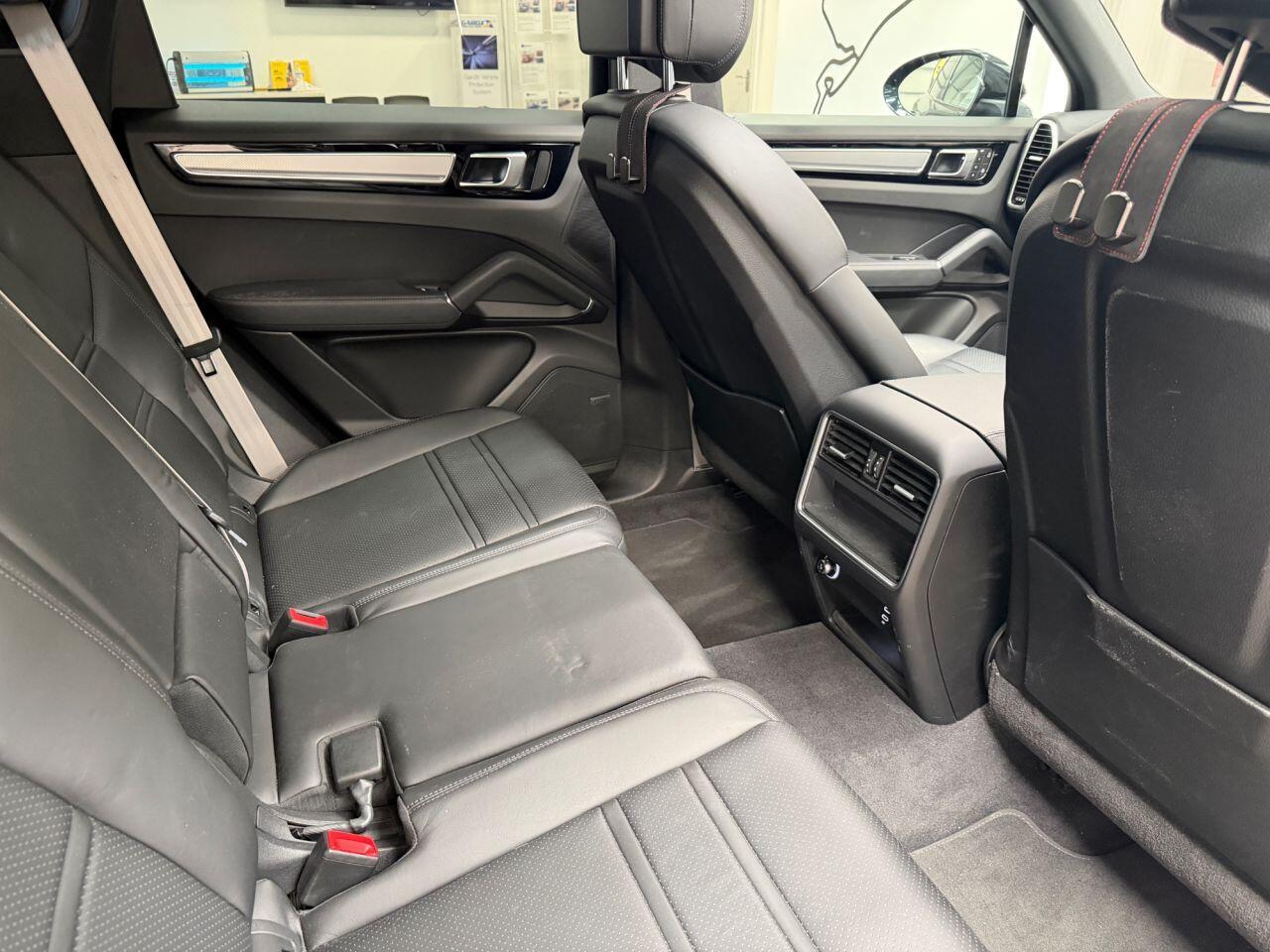 Porsche Cayenne view 29