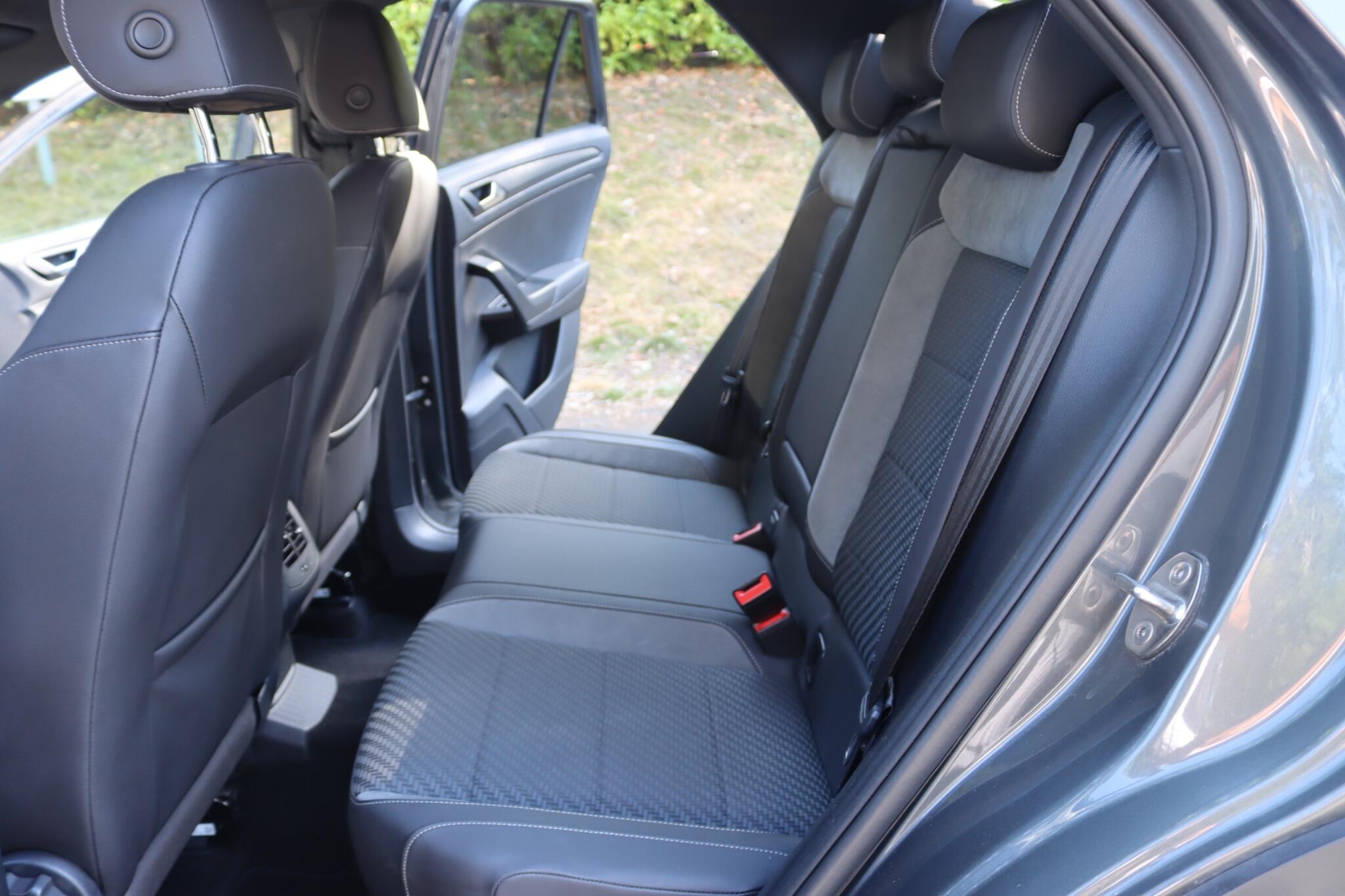 Volkswagen T-Roc view 11