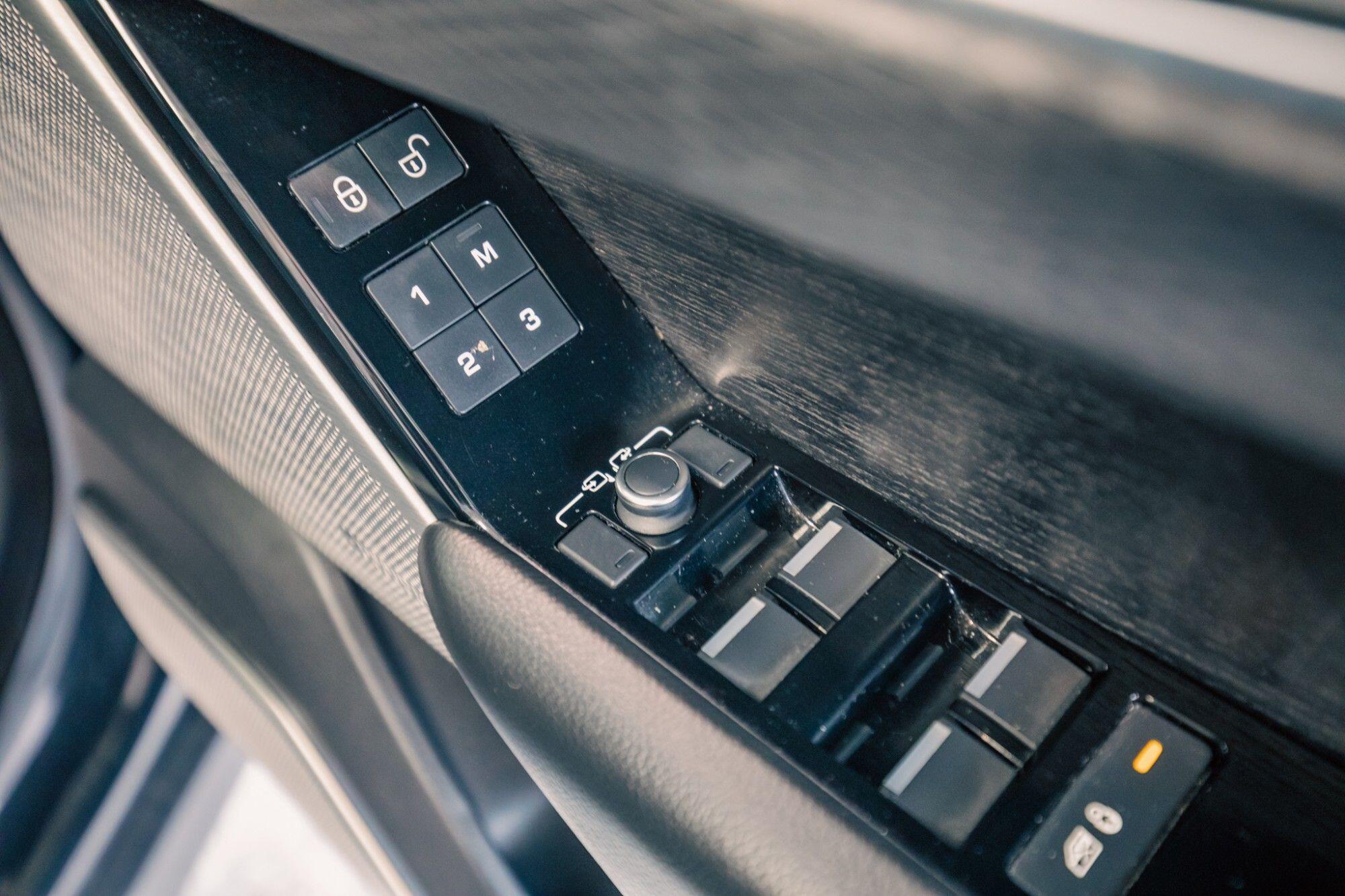 Land Rover Range Rover Velar view 12