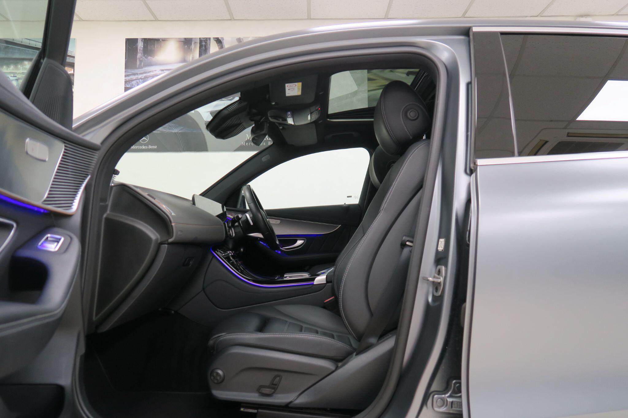 Mercedes-Benz EQC view 8