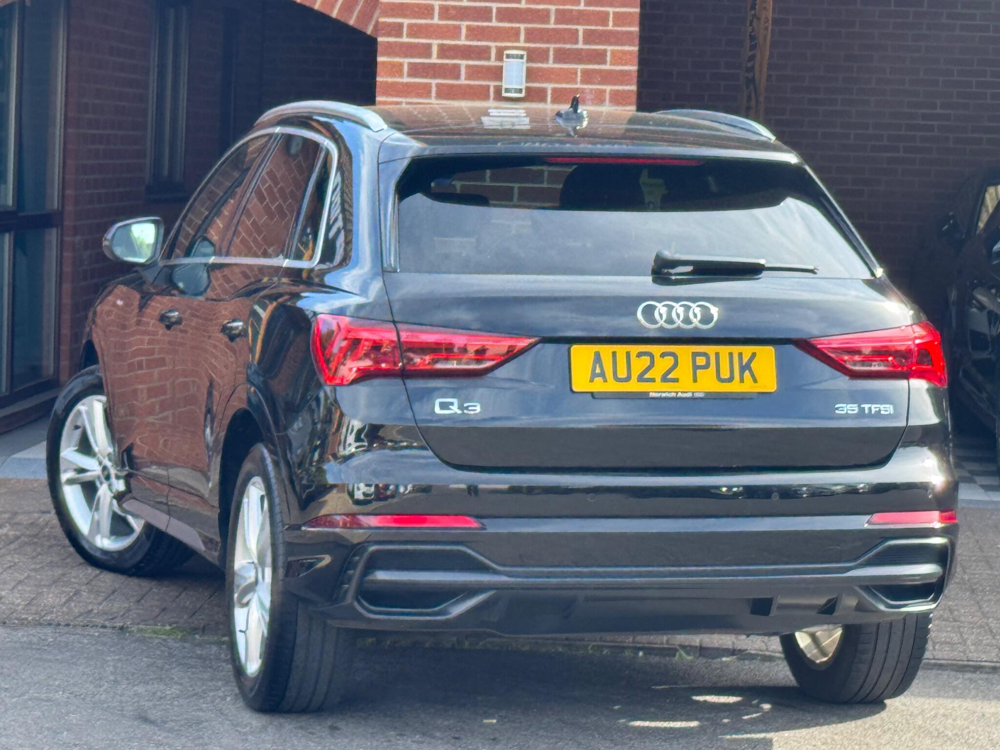 Audi Q3 view 3