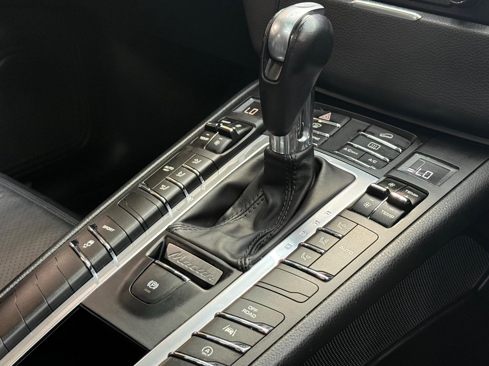Porsche Macan view 12