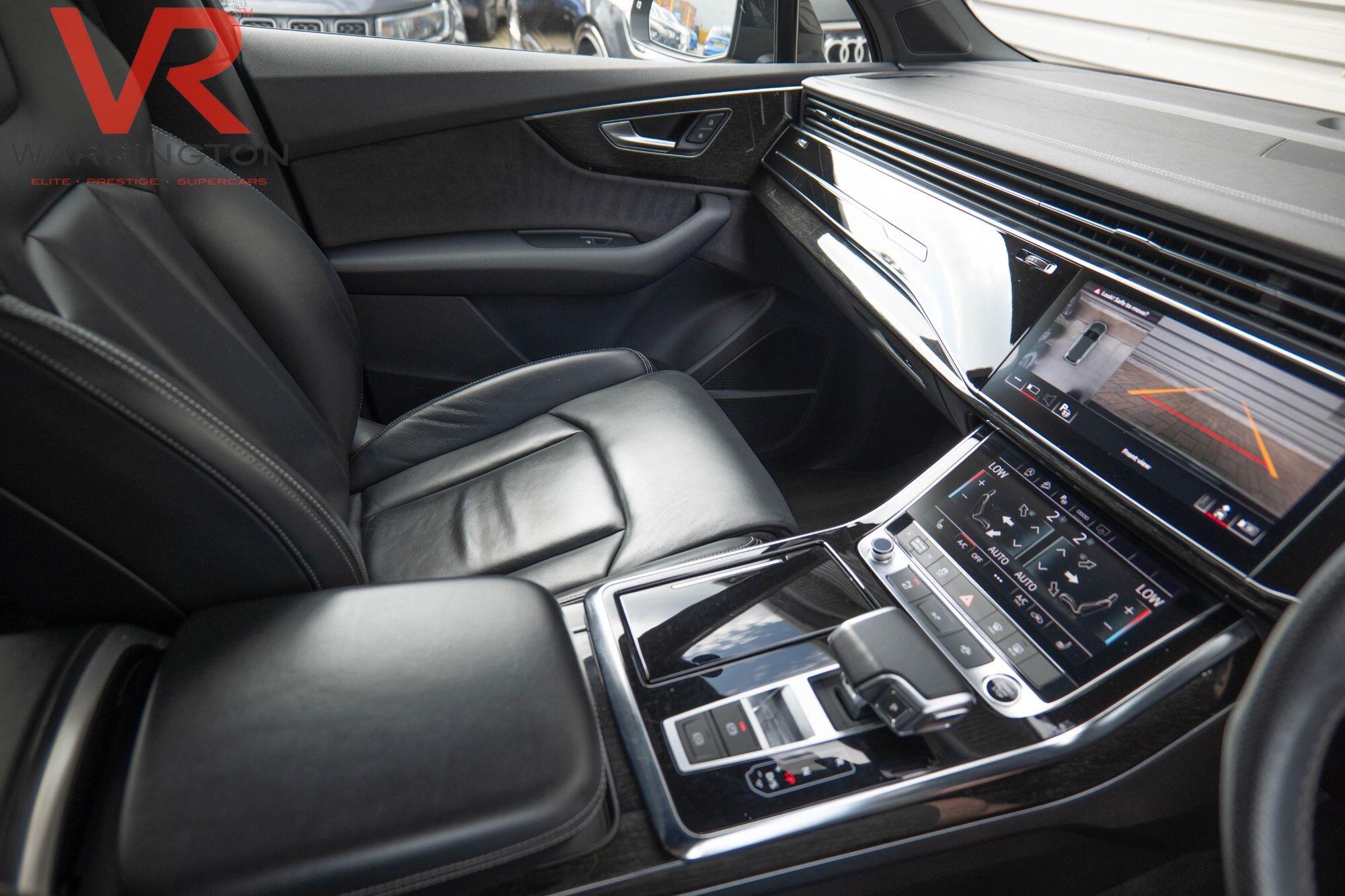 Audi Q7 view 29