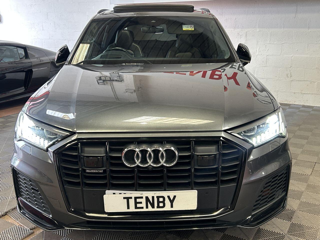 Audi Q7 view 3