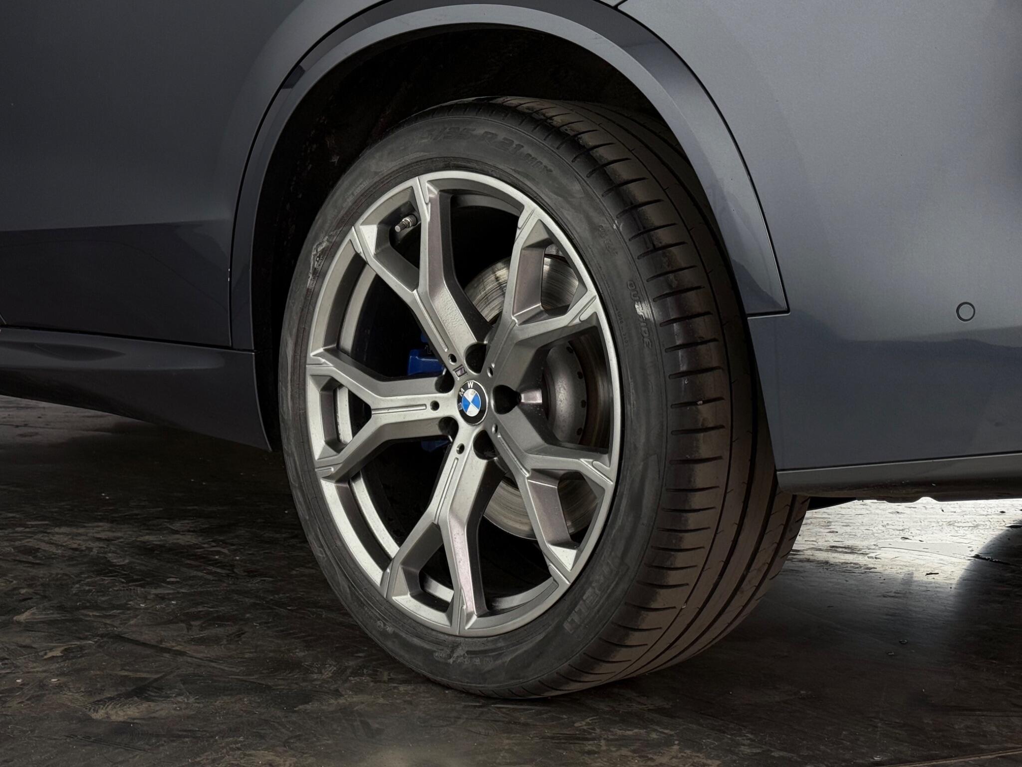 BMW X5 view 8