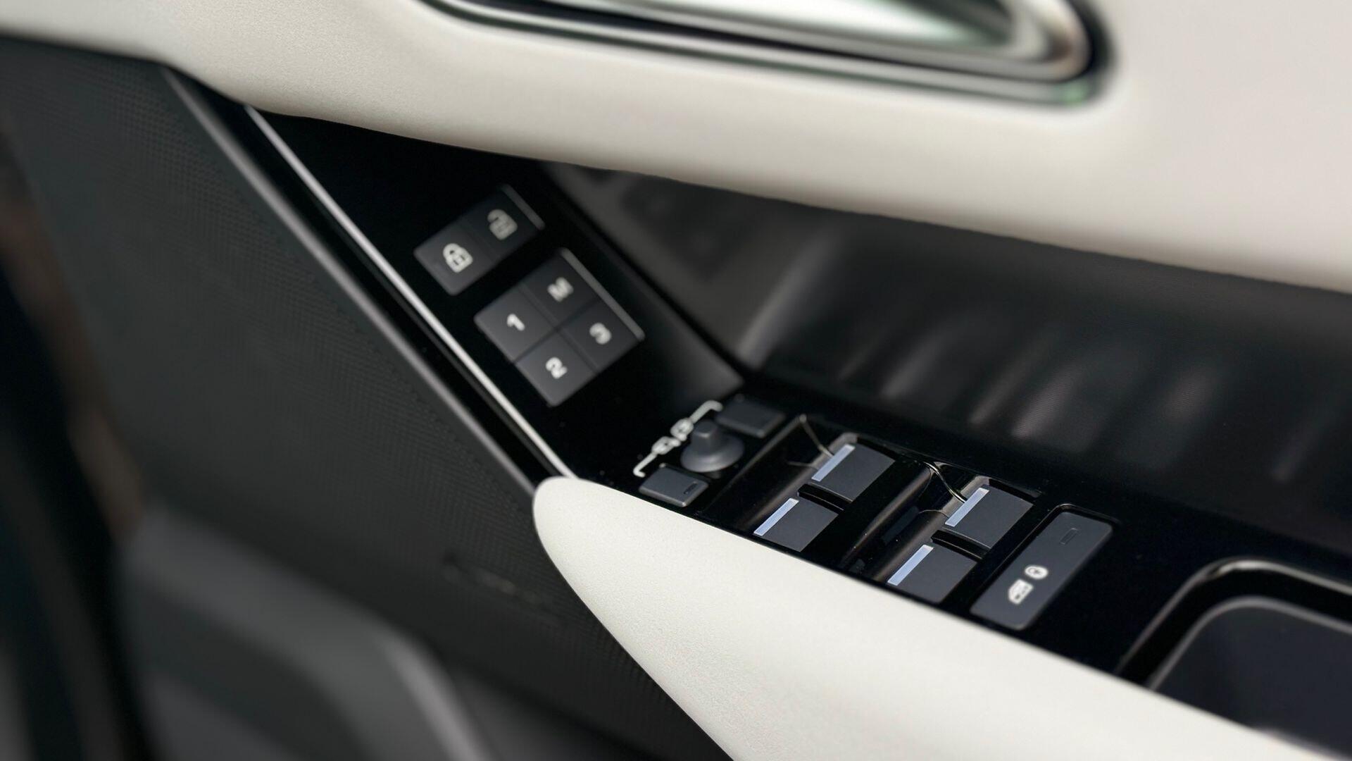 Land Rover Range Rover Velar view 24