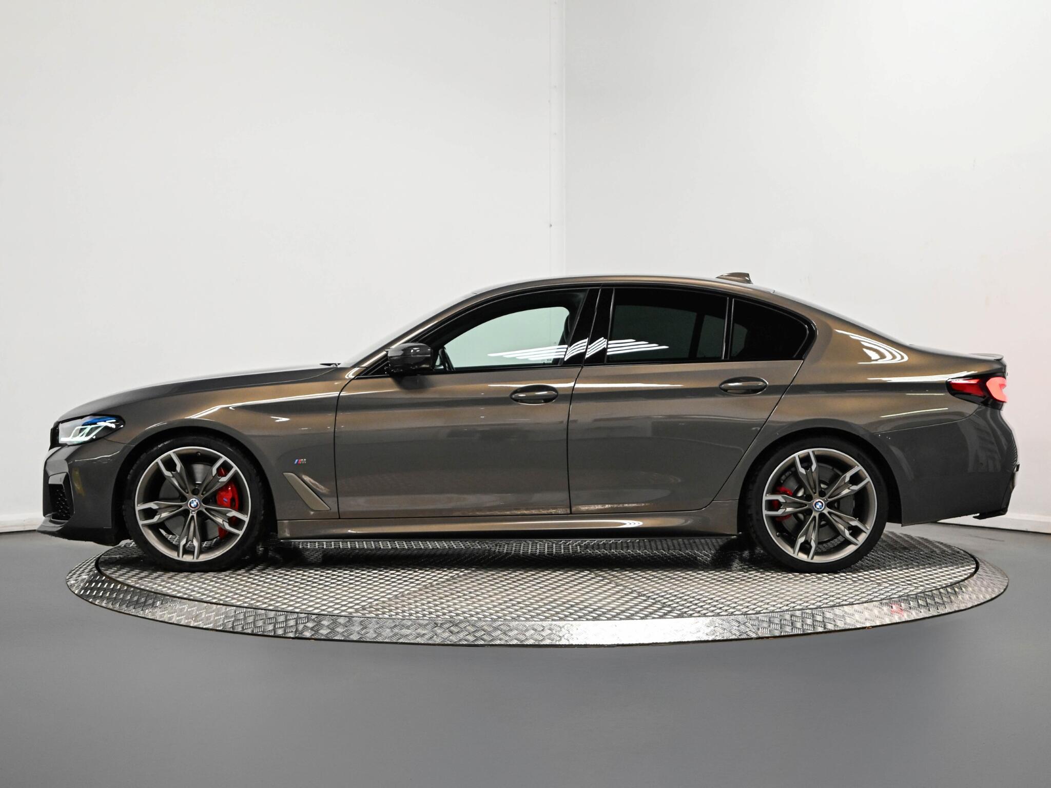 BMW 5 Series view 21