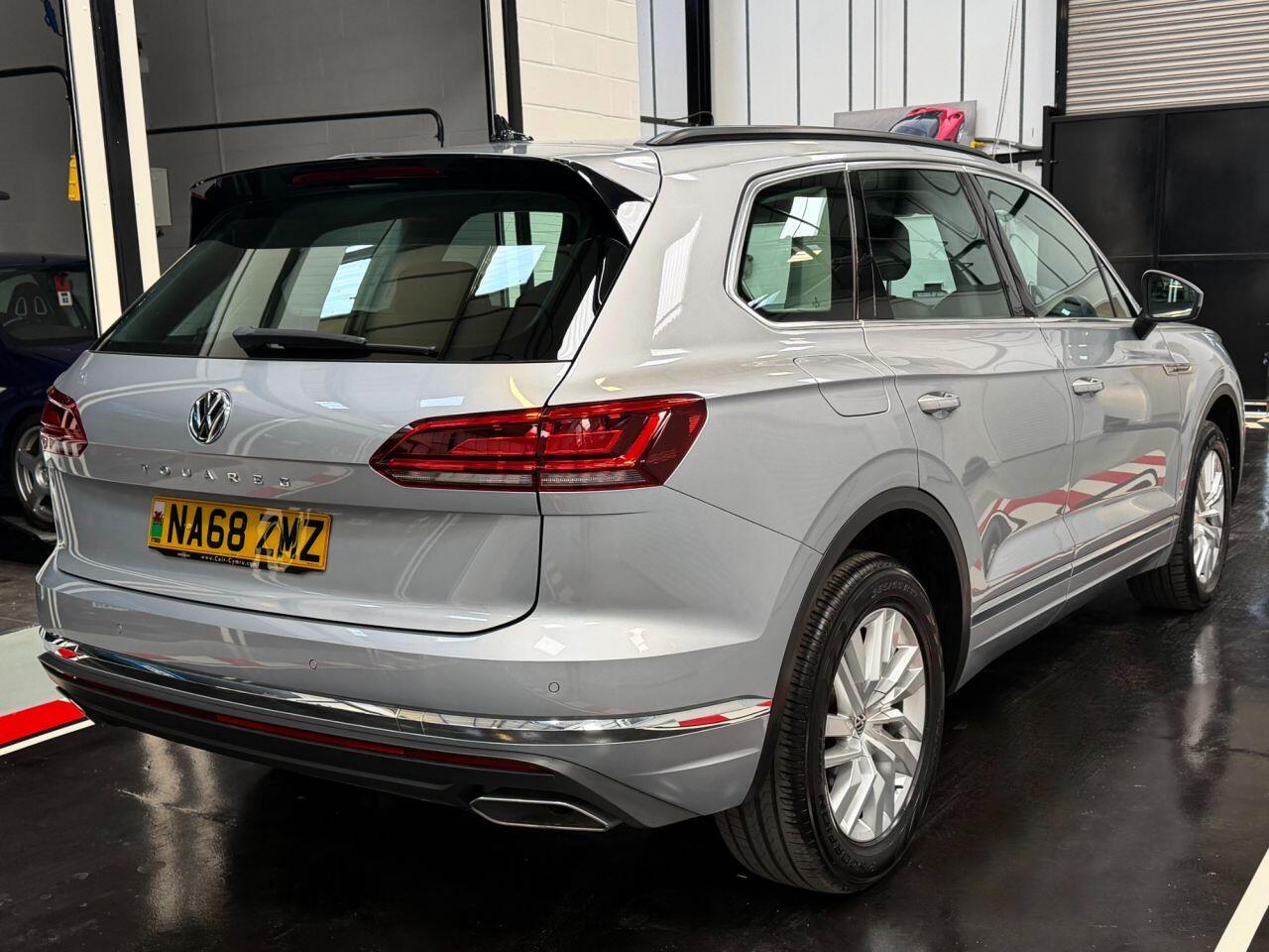 Volkswagen Touareg view 5