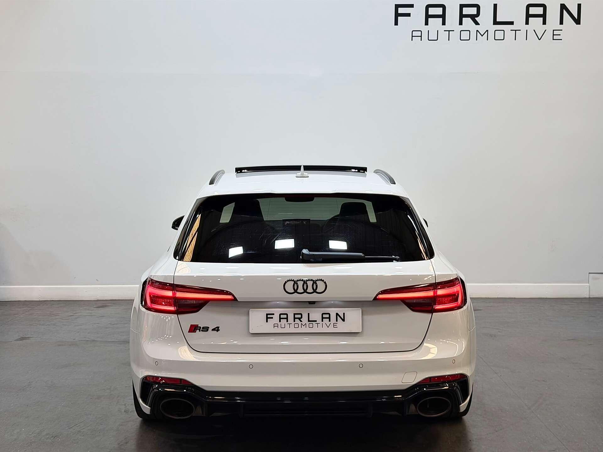 Audi RS4 view 21