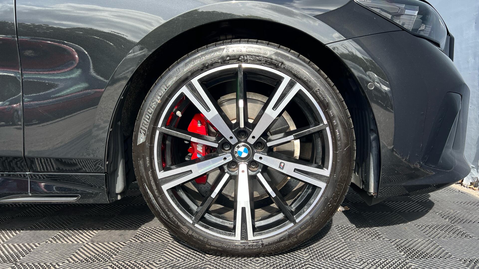 BMW 5 Series view 14