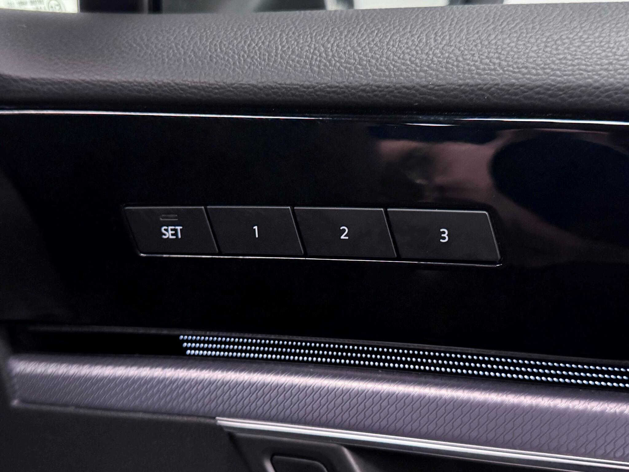 Volkswagen Touareg view 28