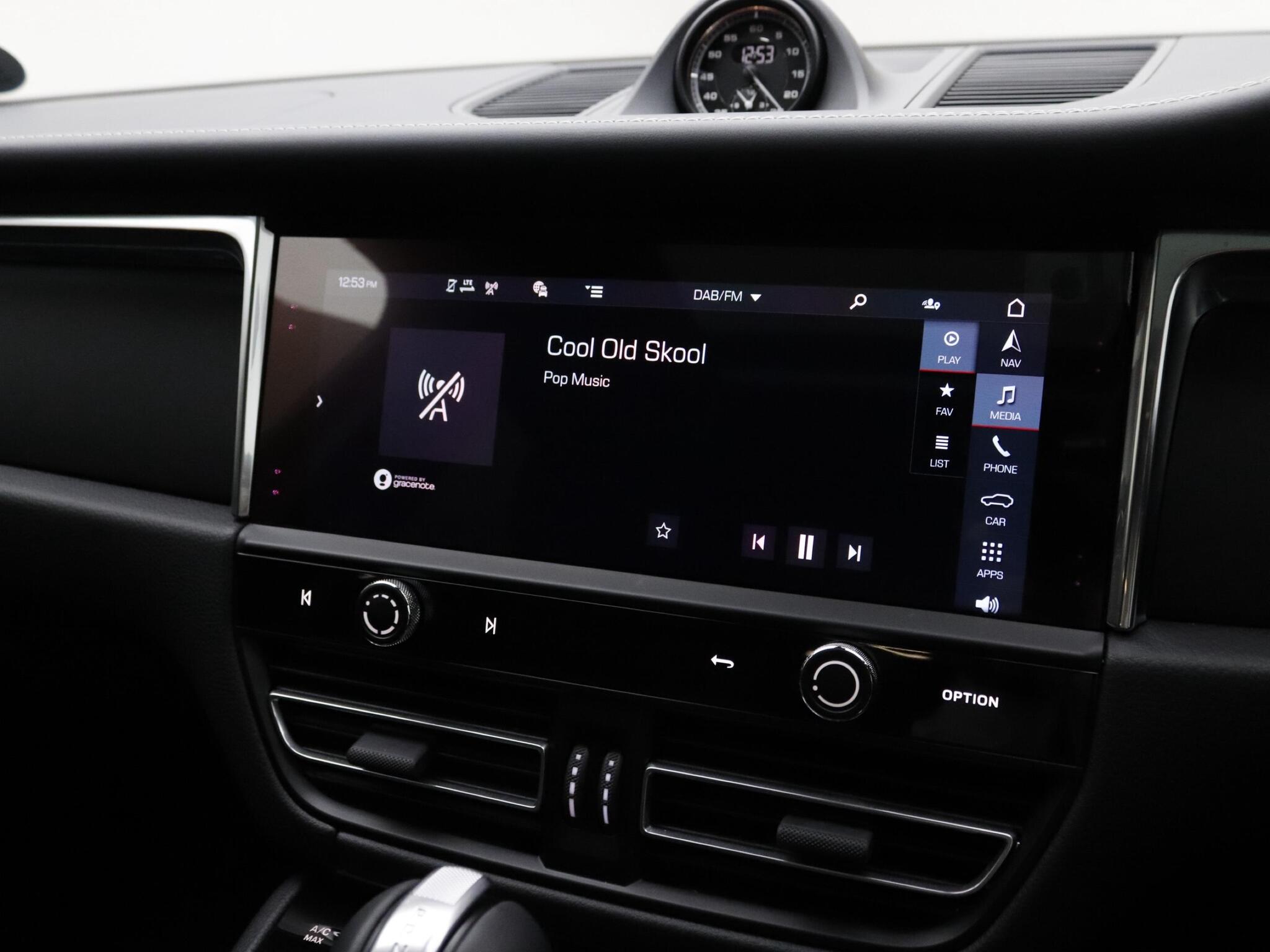 Porsche Macan view 28