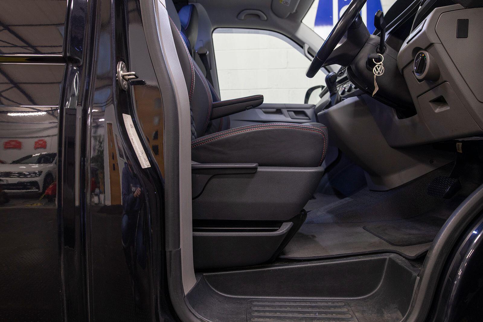 Volkswagen Transporter view 14