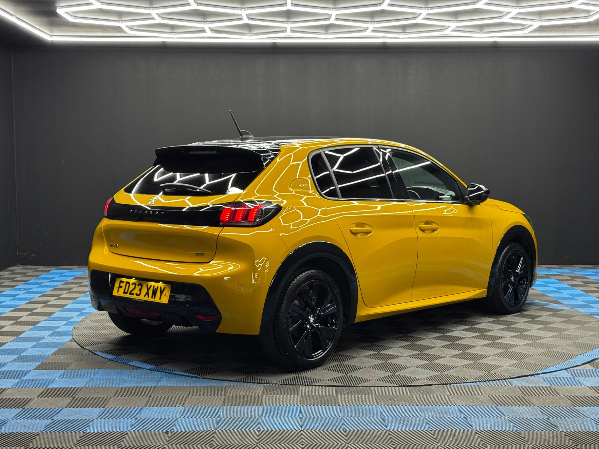 Peugeot 208 view 5