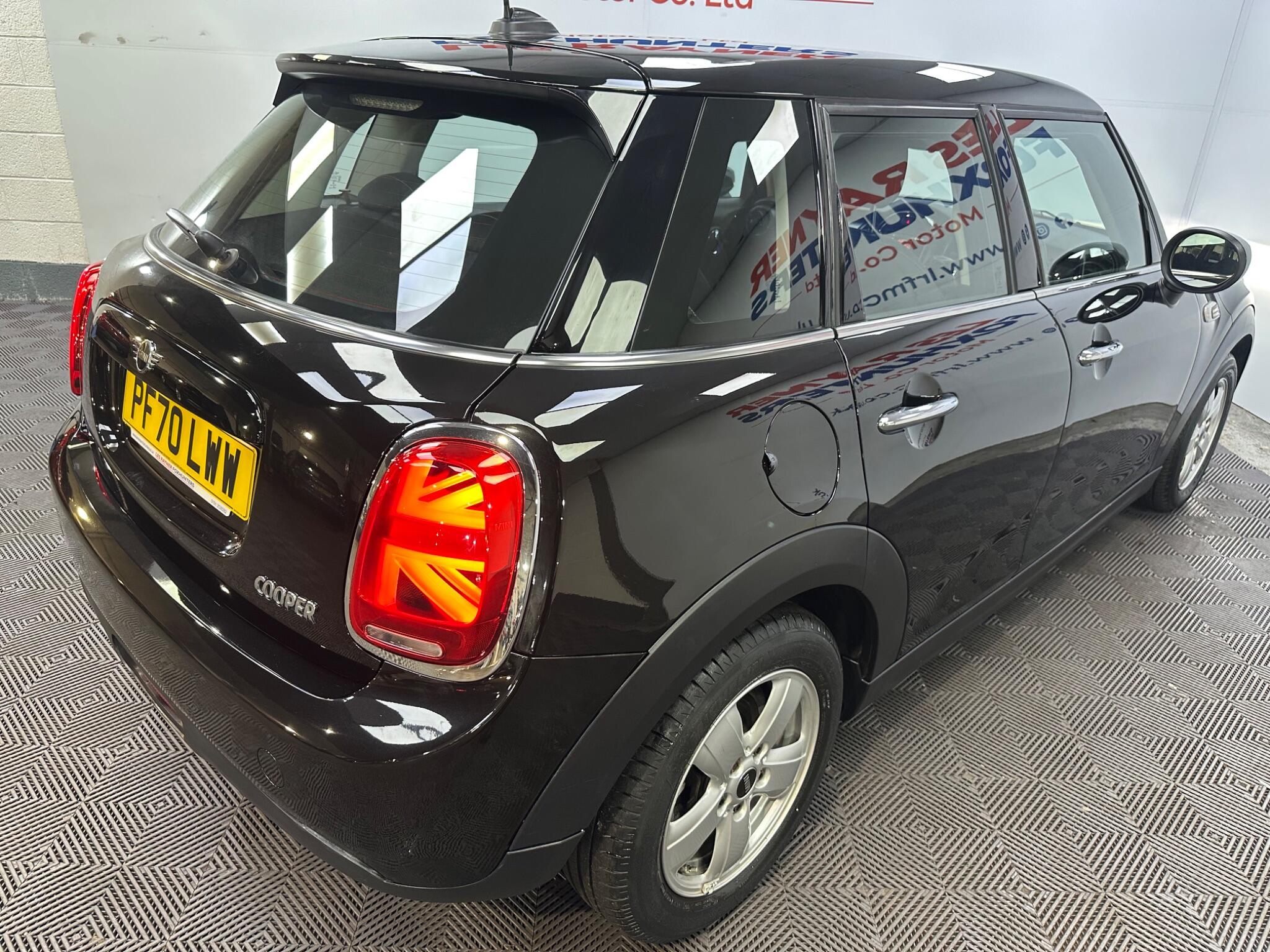 Mini Hatch view 27