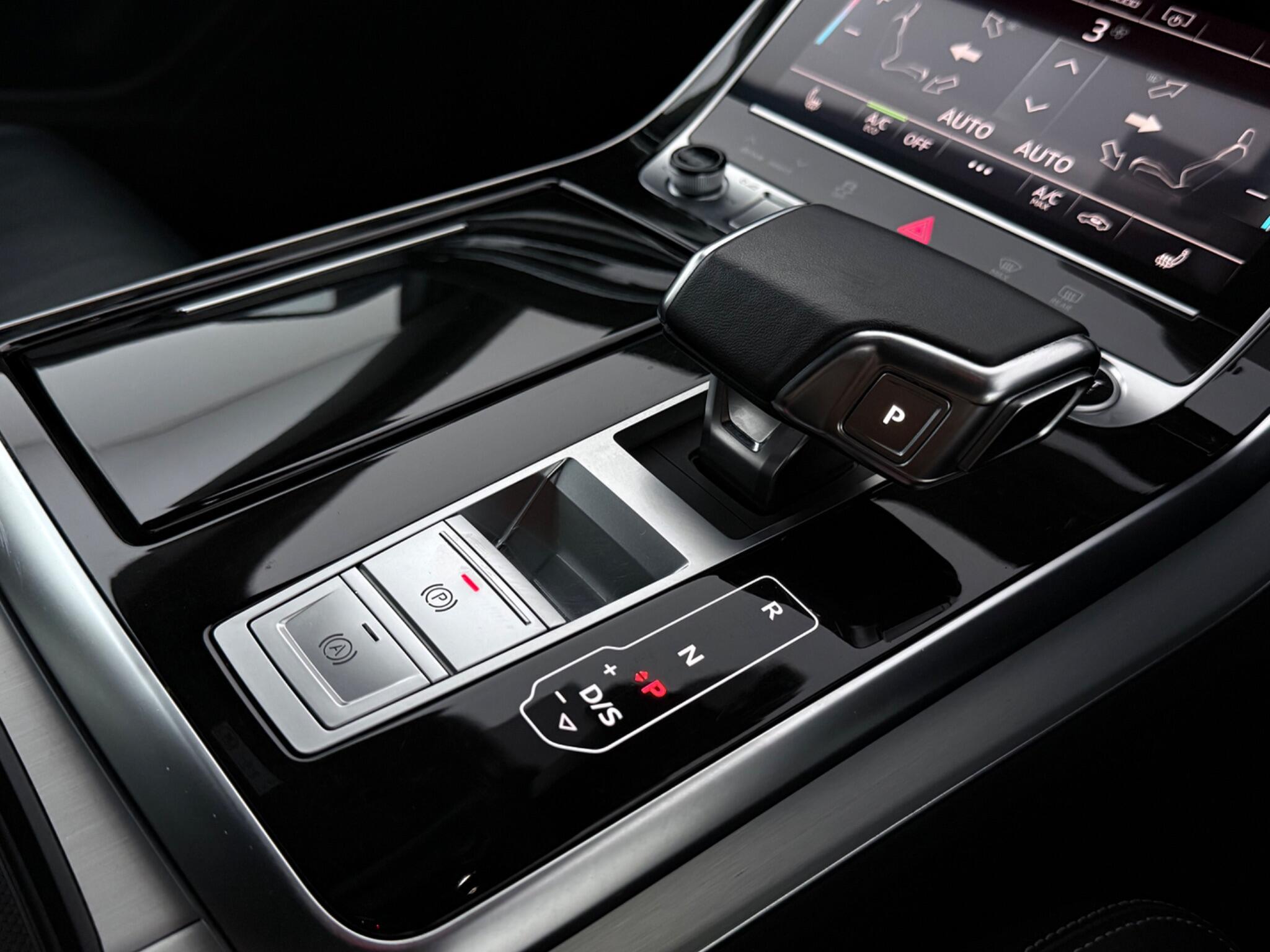 Audi Q8 view 24