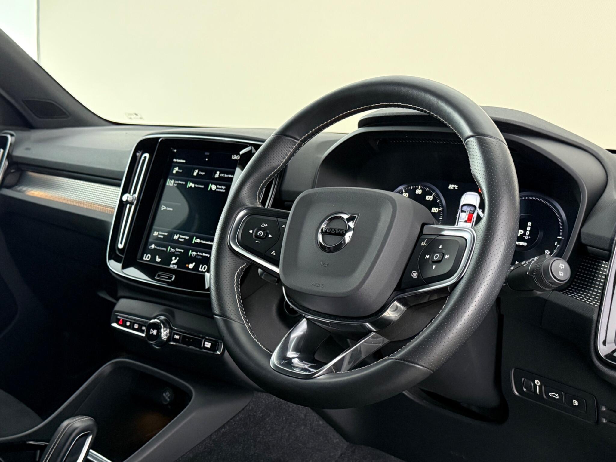 Volvo XC40 view 3