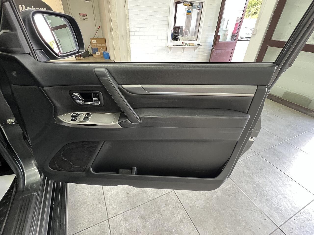 Mitsubishi Shogun view 13