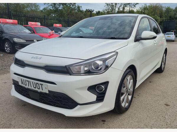 White 2021 Kia Rio Hatchback Front-wheel drive Automatic