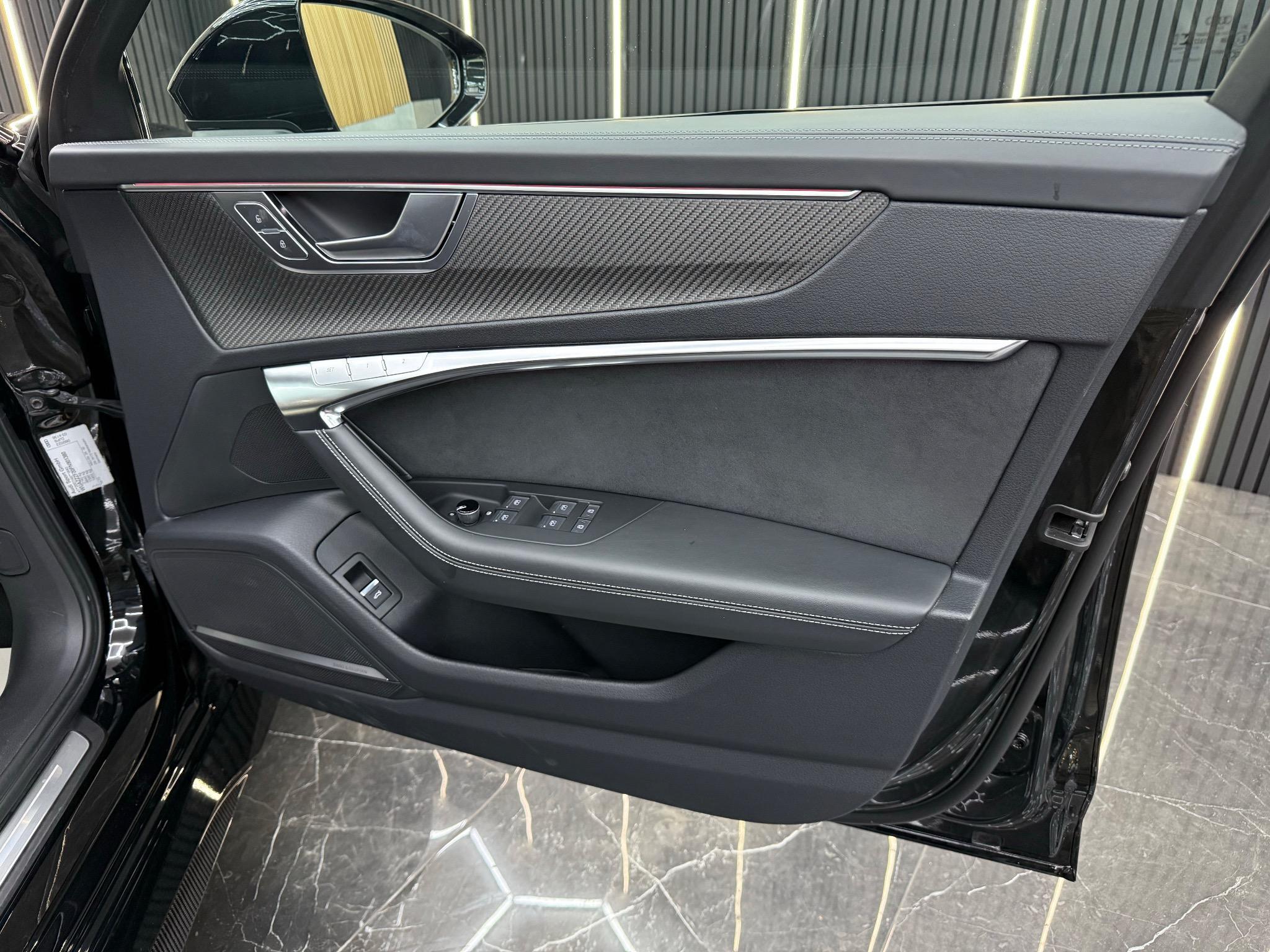 Audi RS6 Avant view 38