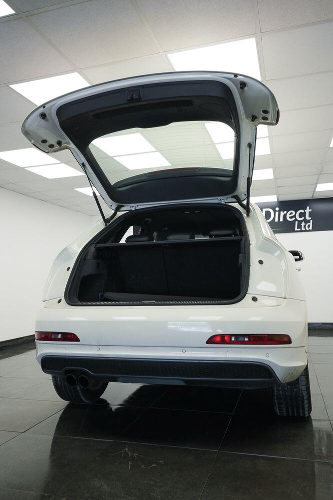 Audi Q3 view 8