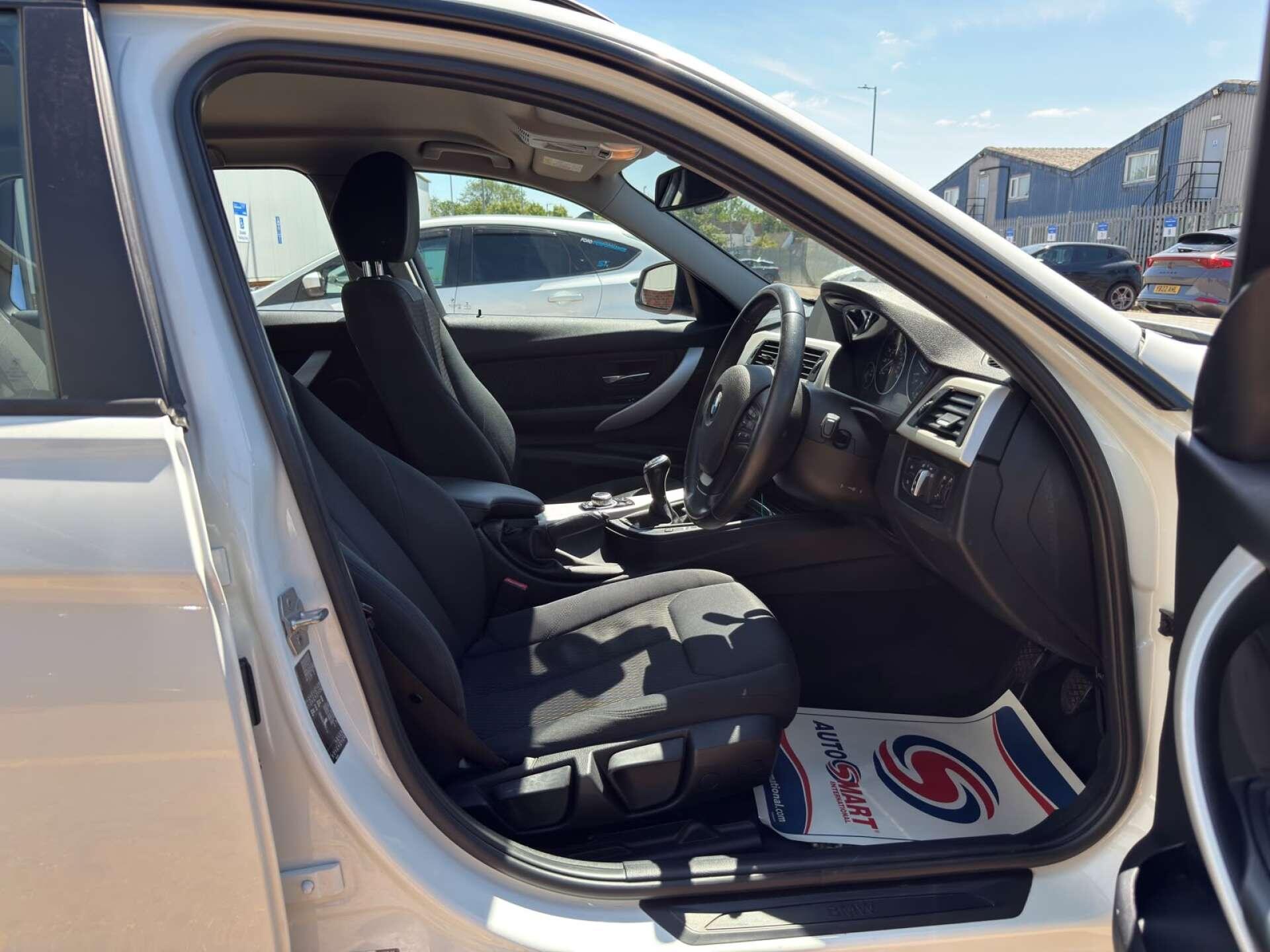 BMW 3 Series view 25