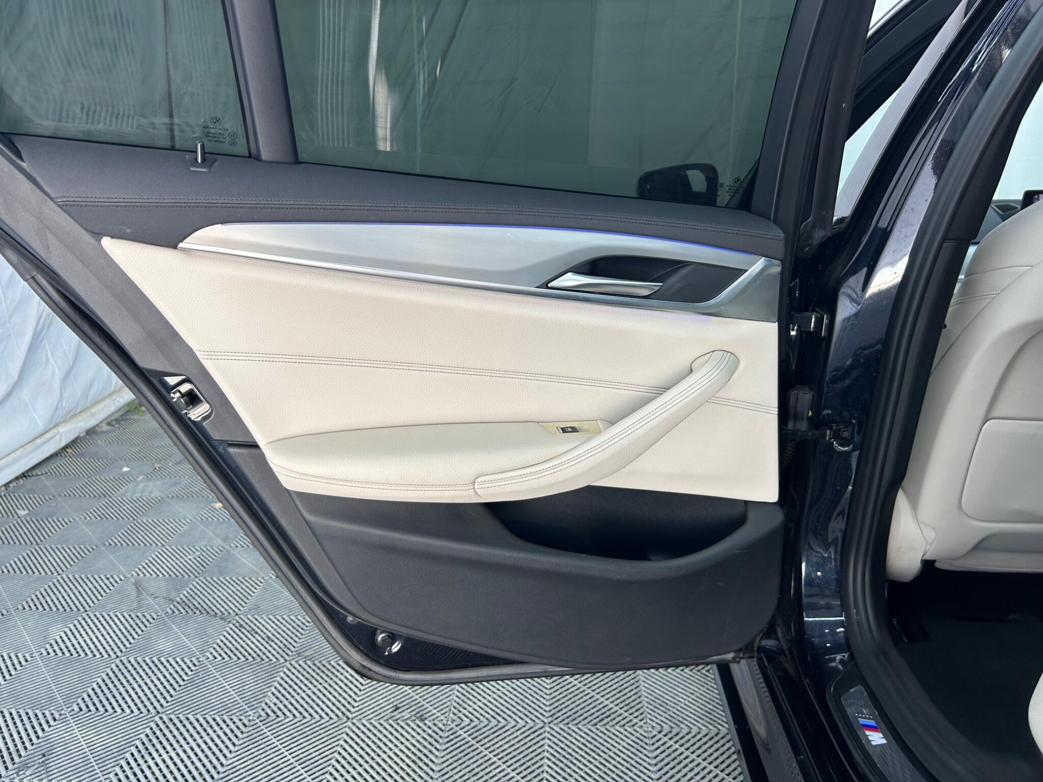 BMW 5 Series view 33