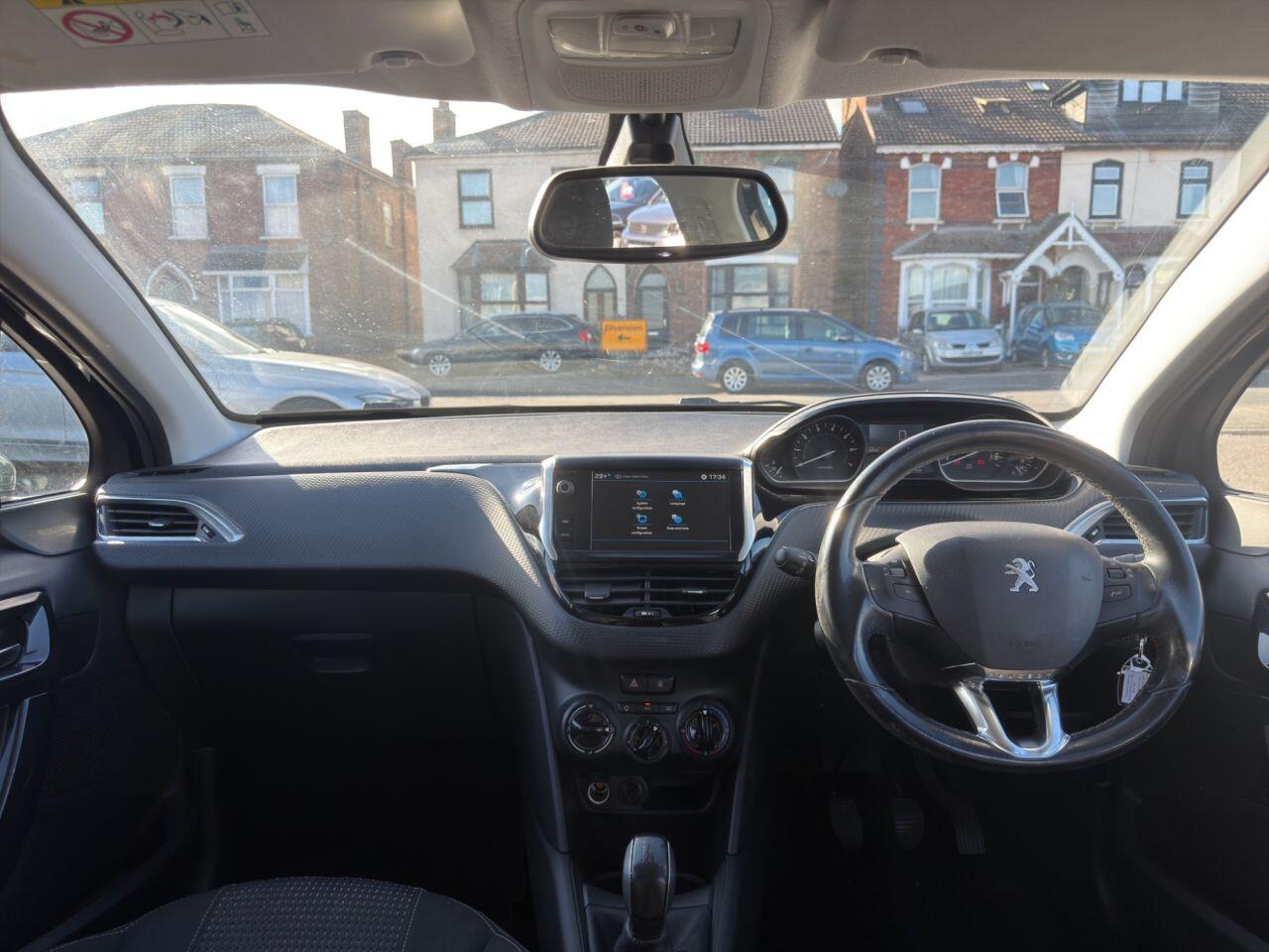 Peugeot 208 view 2