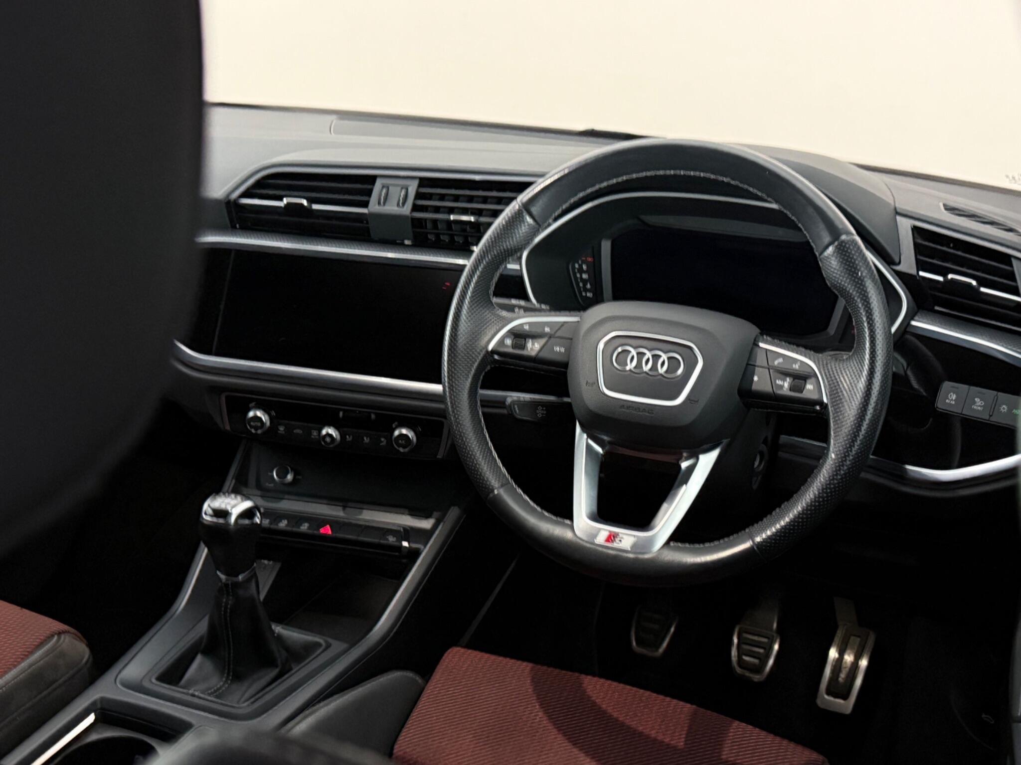 Audi Q3 view 14
