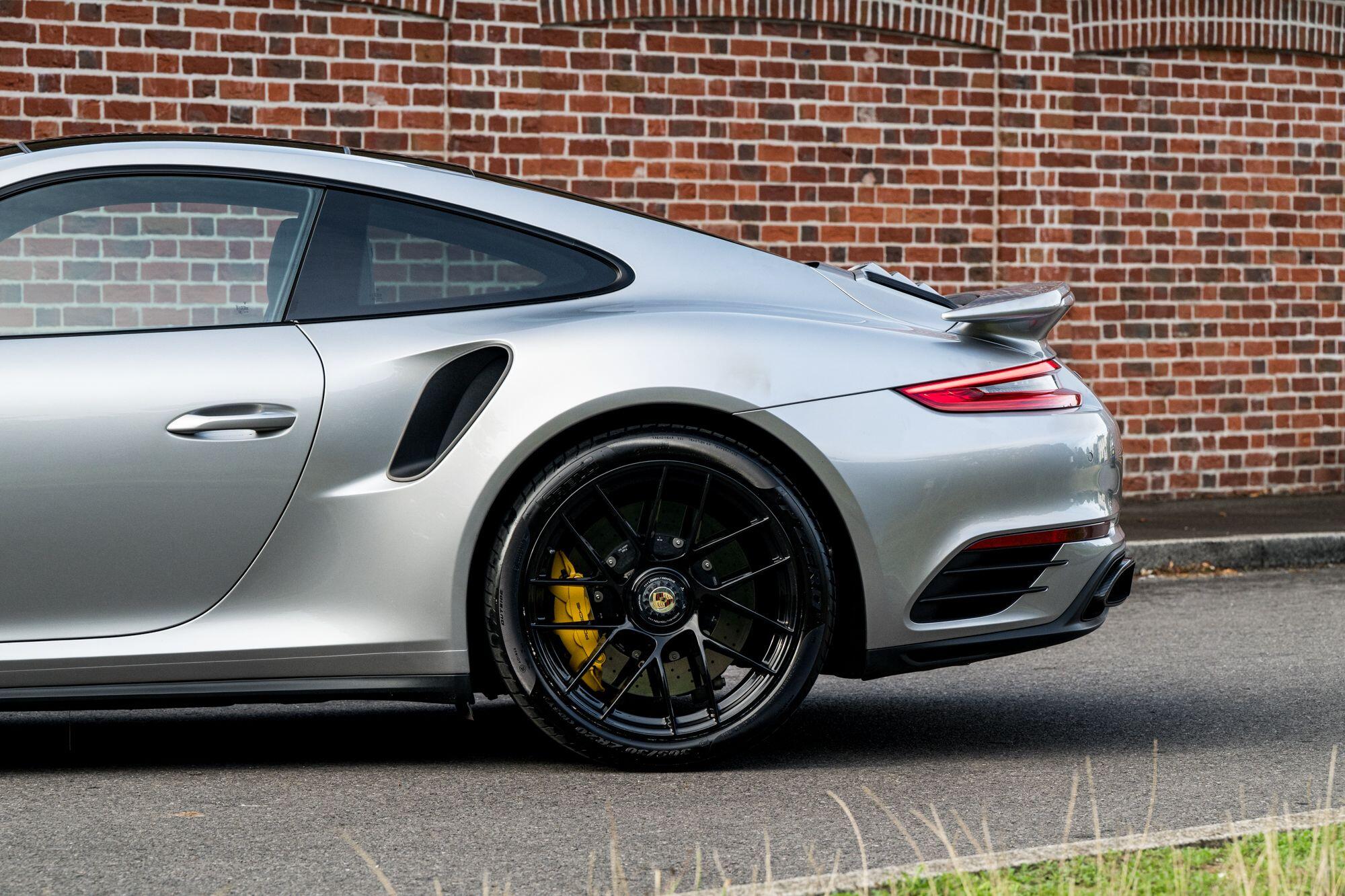 Porsche 911 view 32