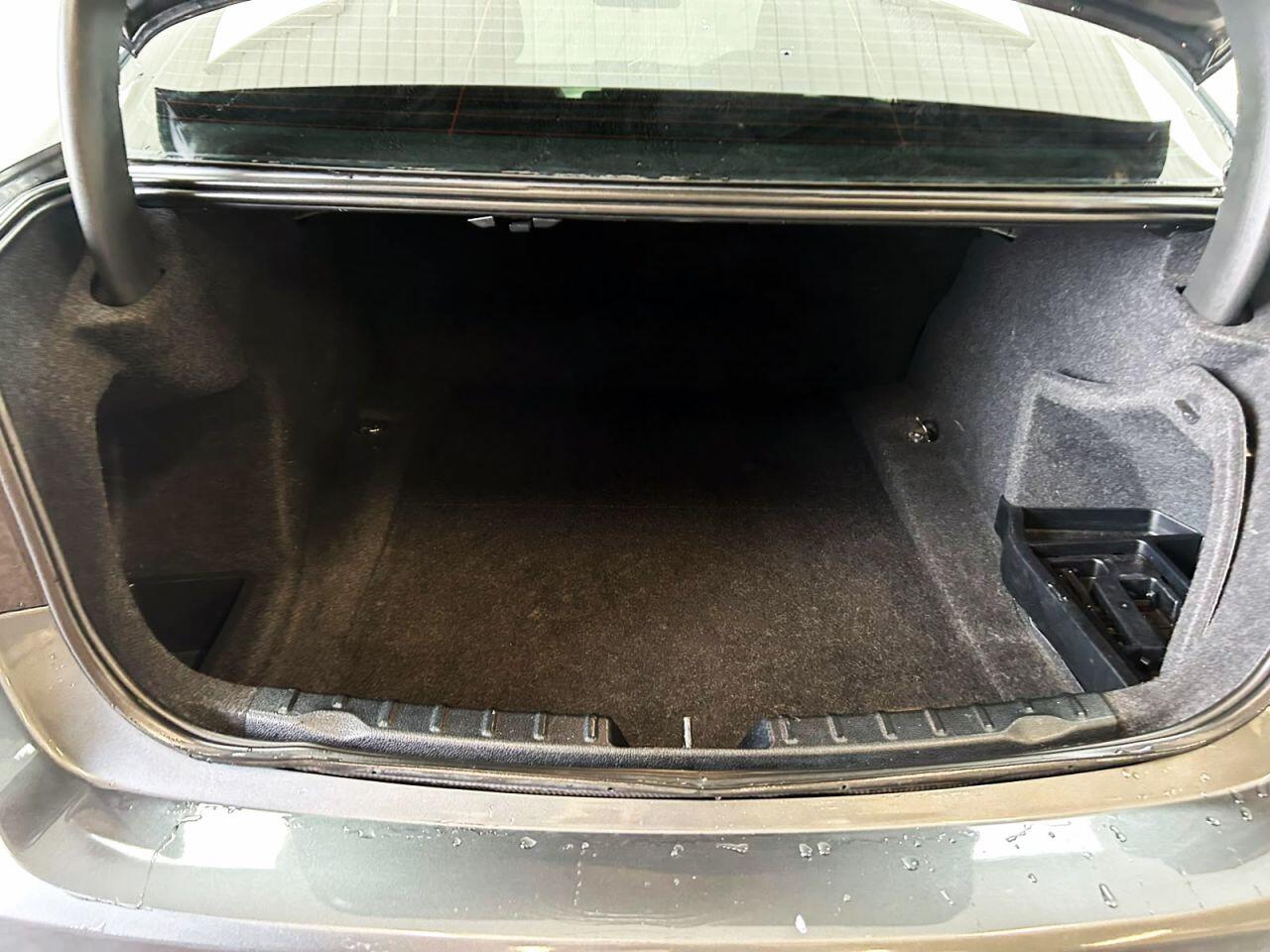 BMW 3 Series view 24