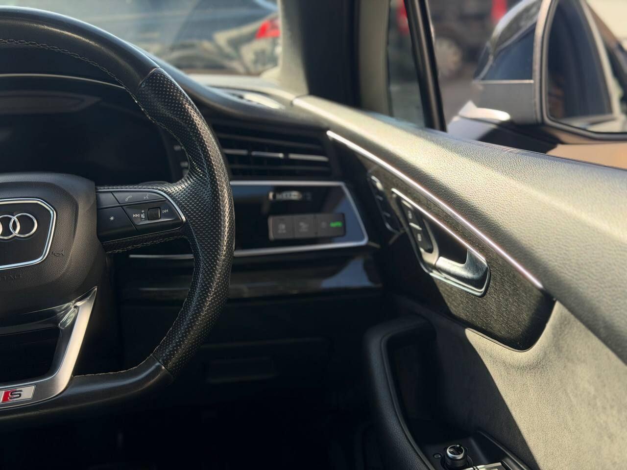 Audi Q7 view 30