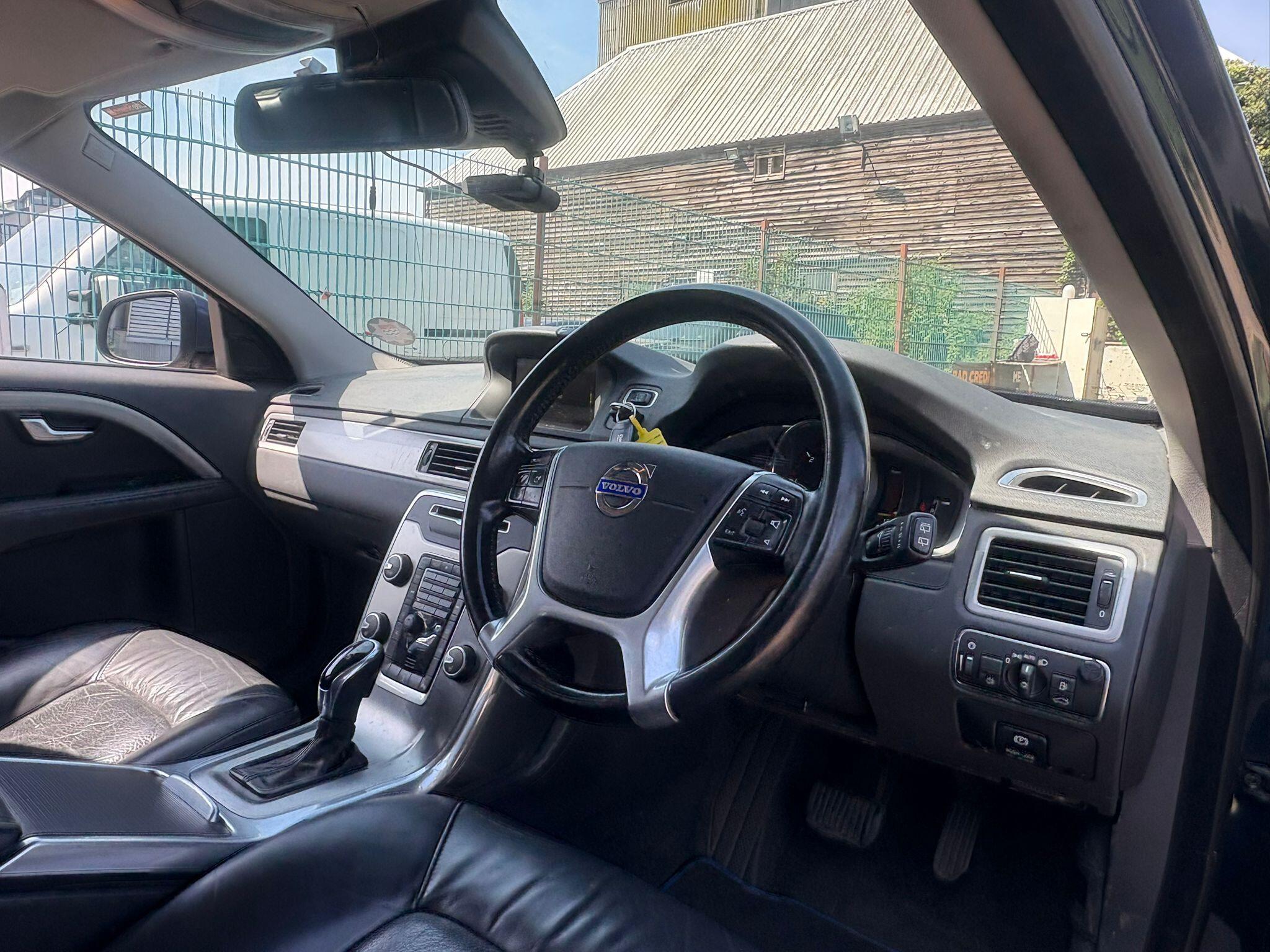 Volvo V70 view 11