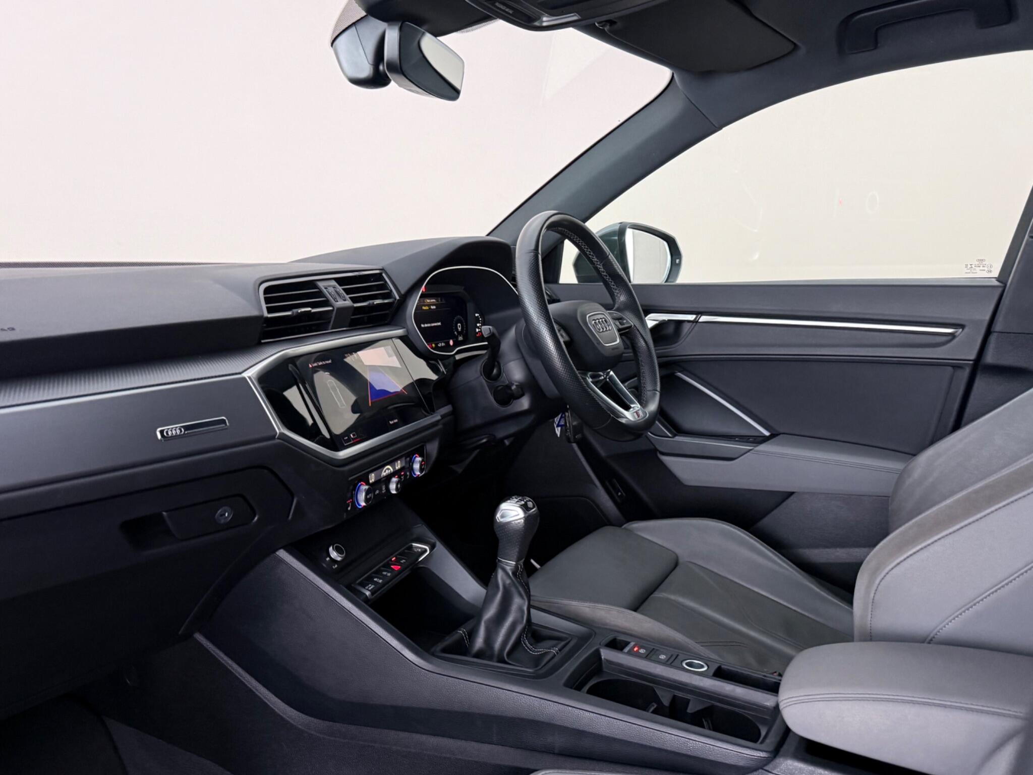 Audi Q3 view 12
