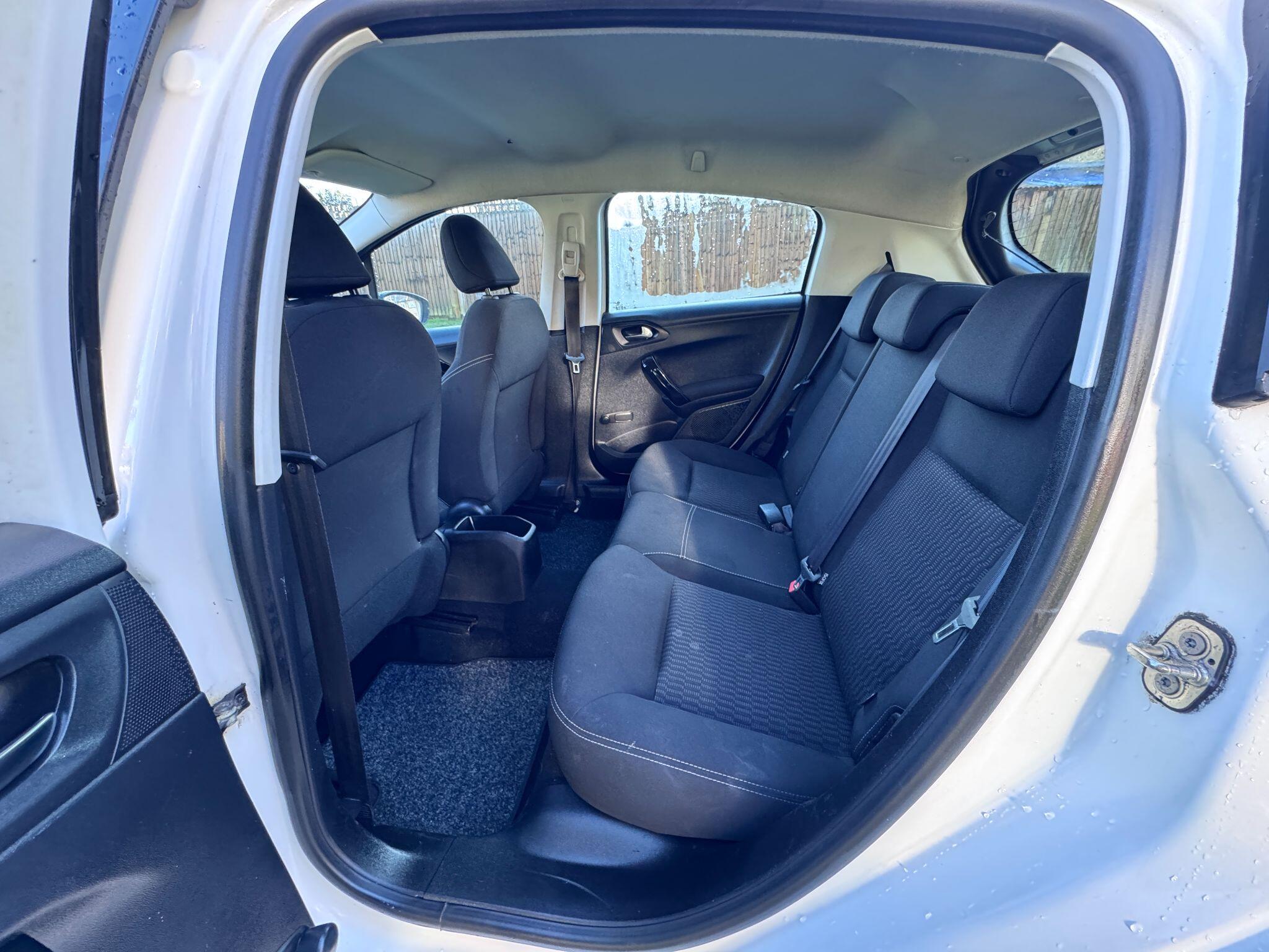 2016 Peugeot 208 image 21
