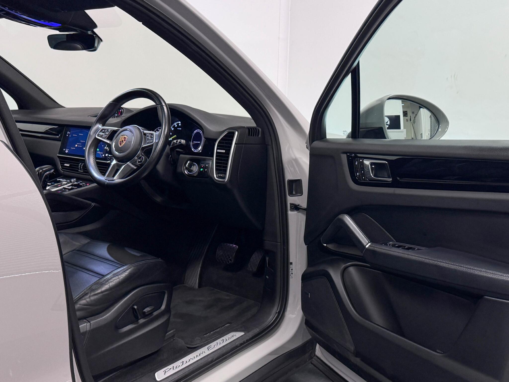 Porsche Cayenne view 40
