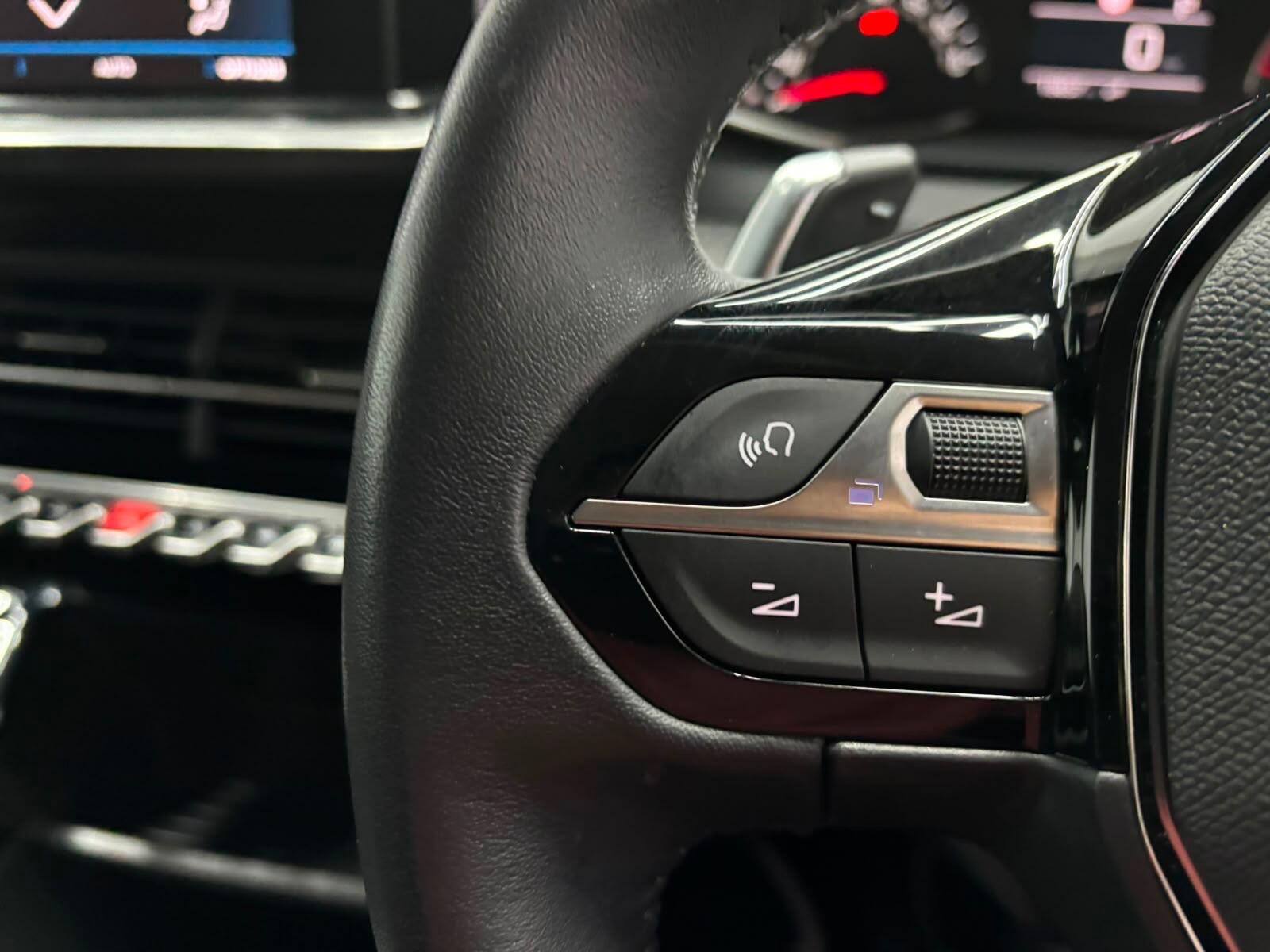 Peugeot 208 view 10
