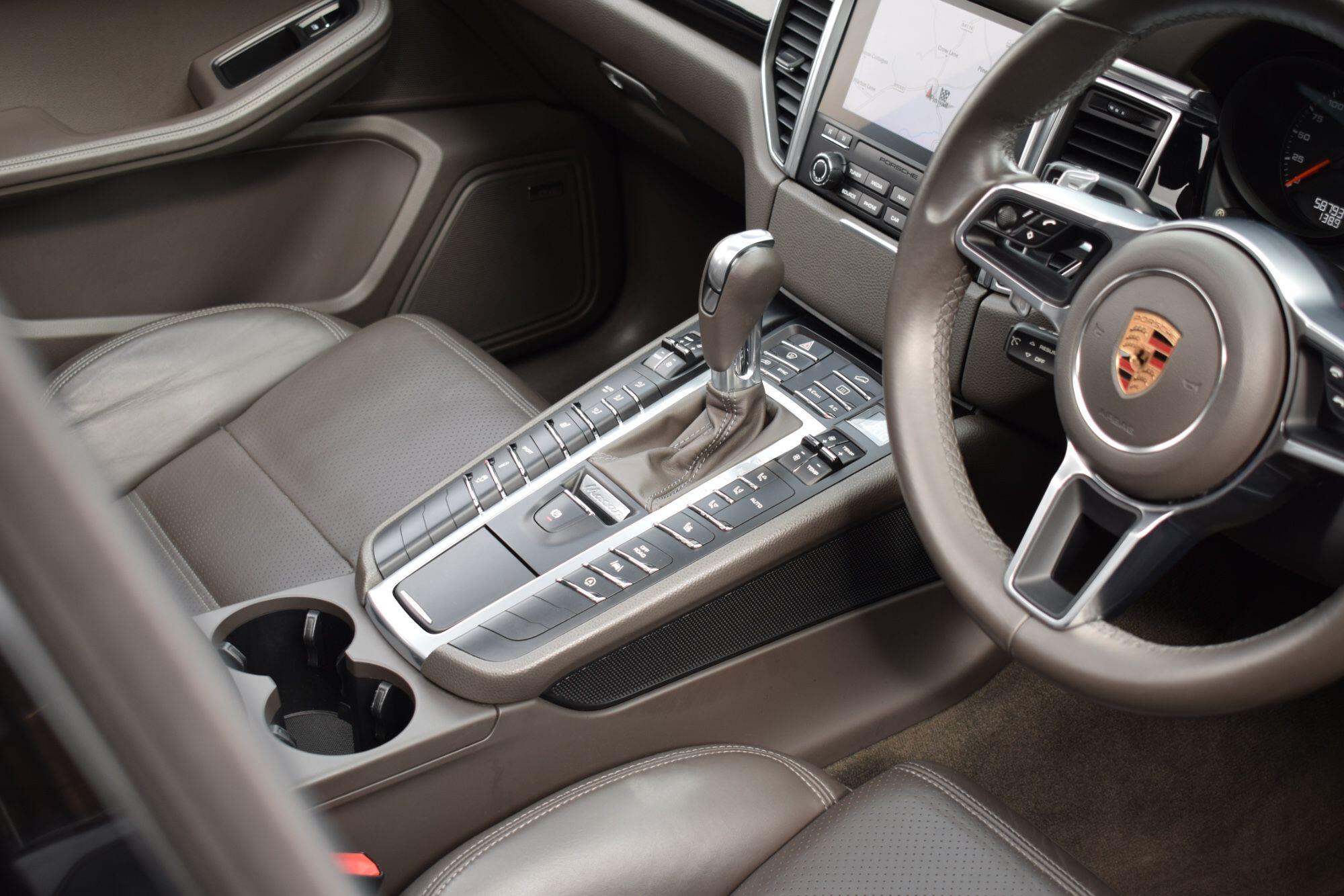 Porsche Macan view 7