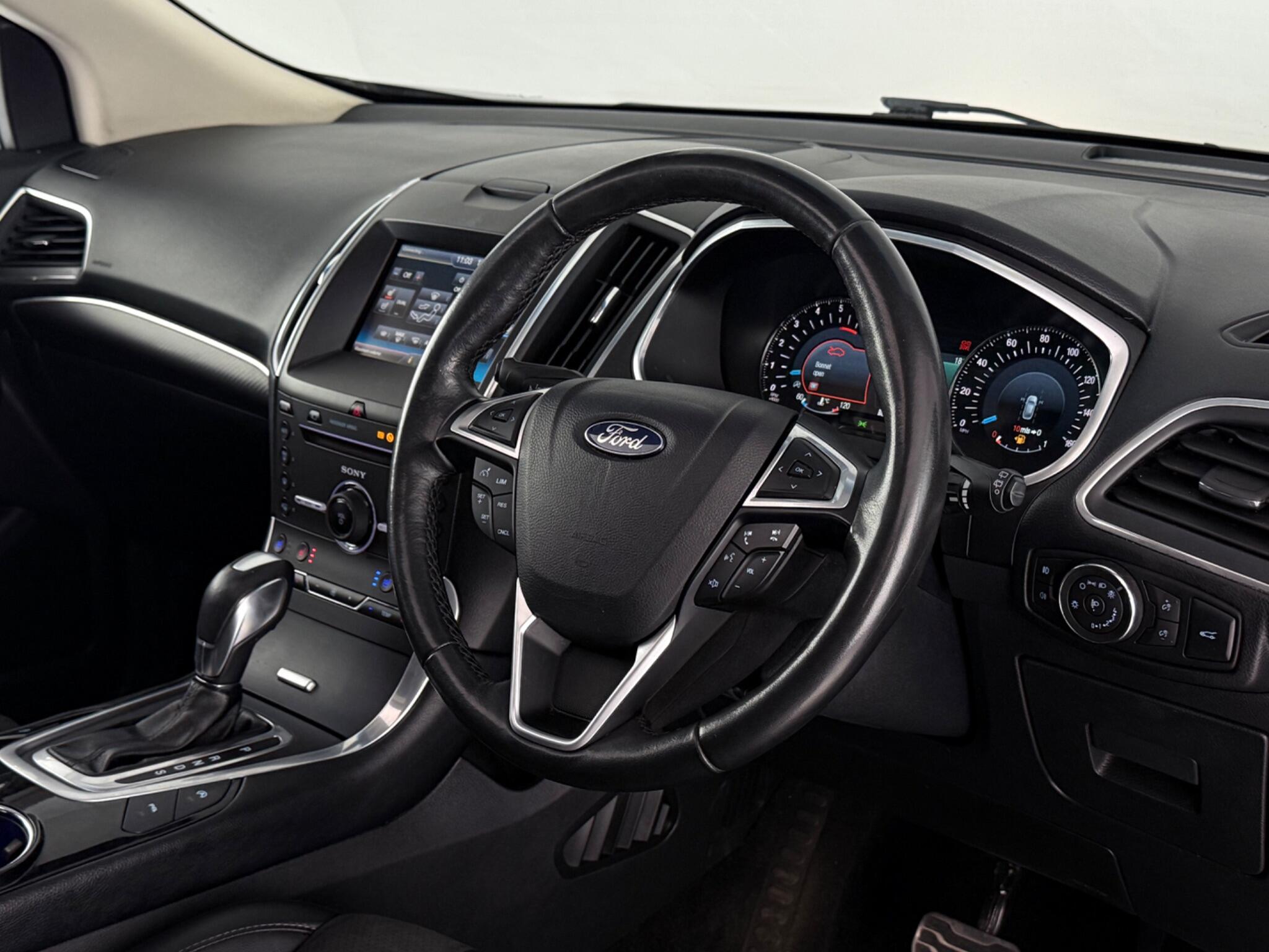 Ford Edge view 3