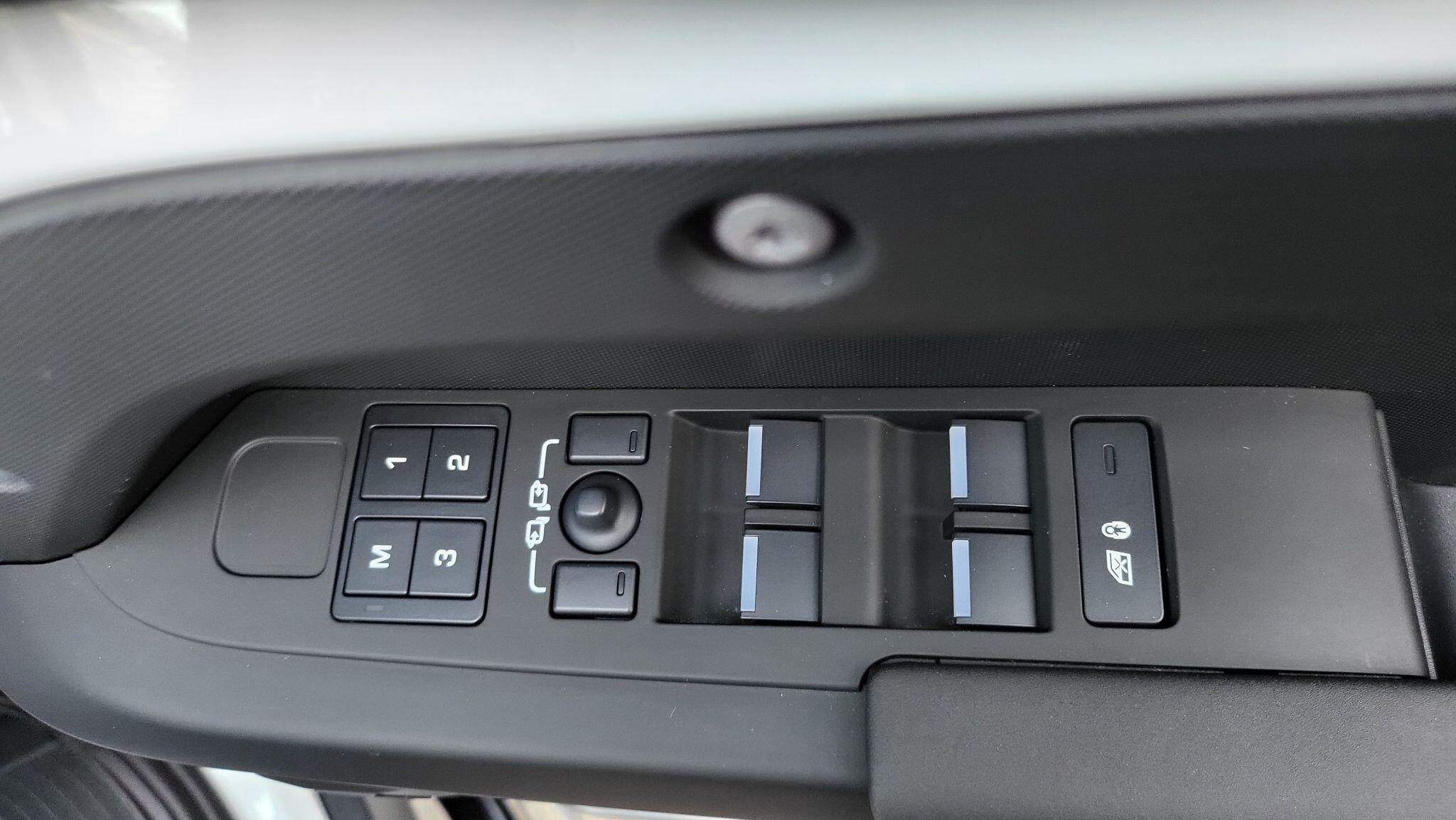 Land Rover Defender view 23
