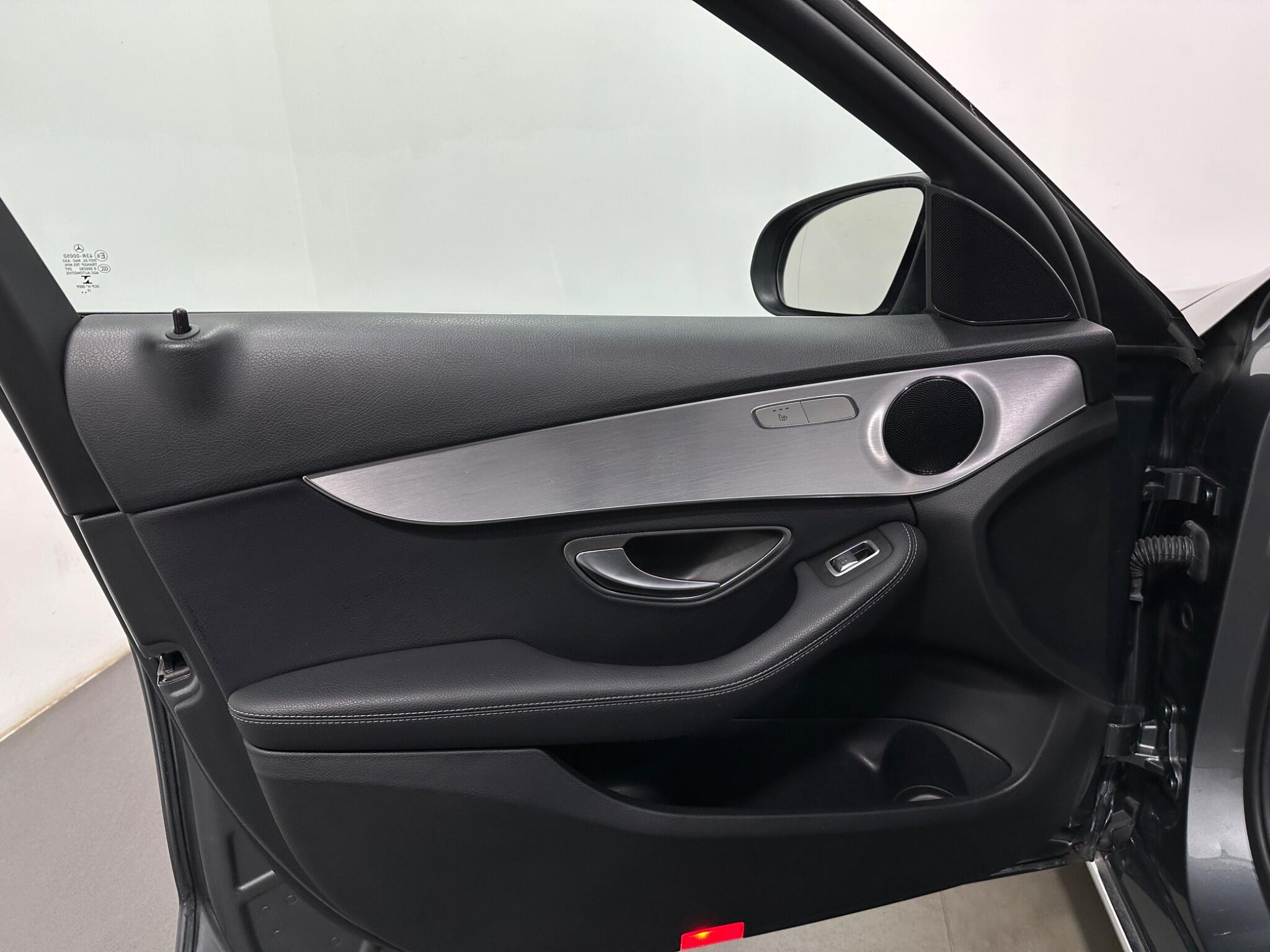 Mercedes-Benz C-Class view 38