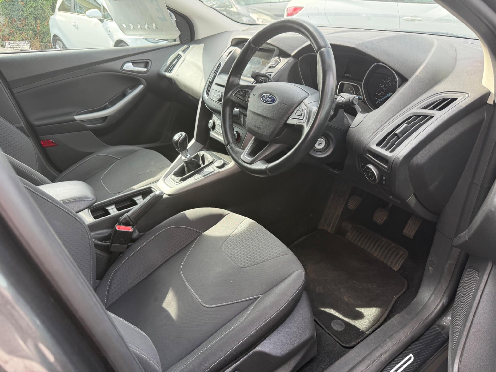 Ford Focus view 3