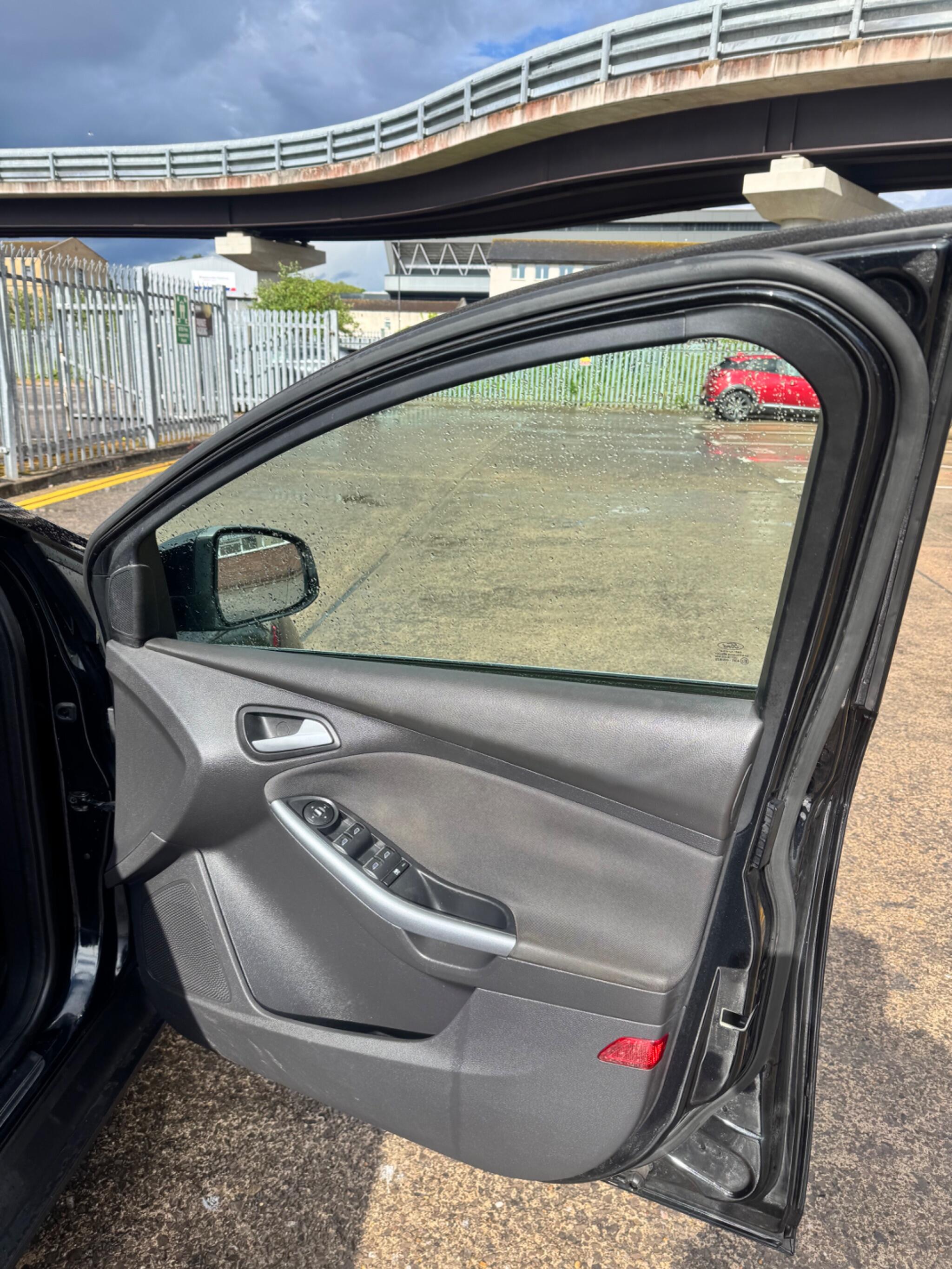 Ford Focus view 33