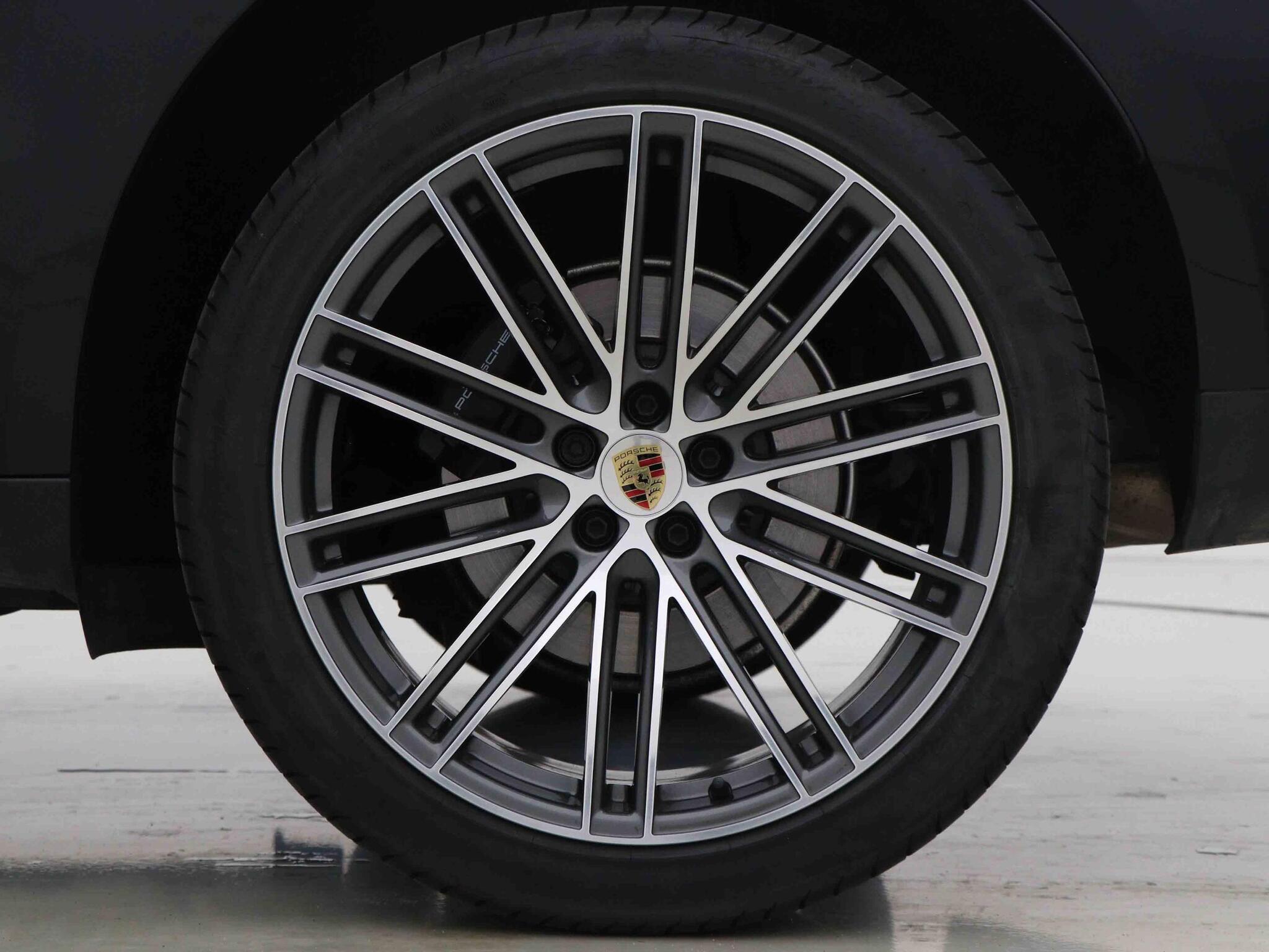 Porsche Macan view 4